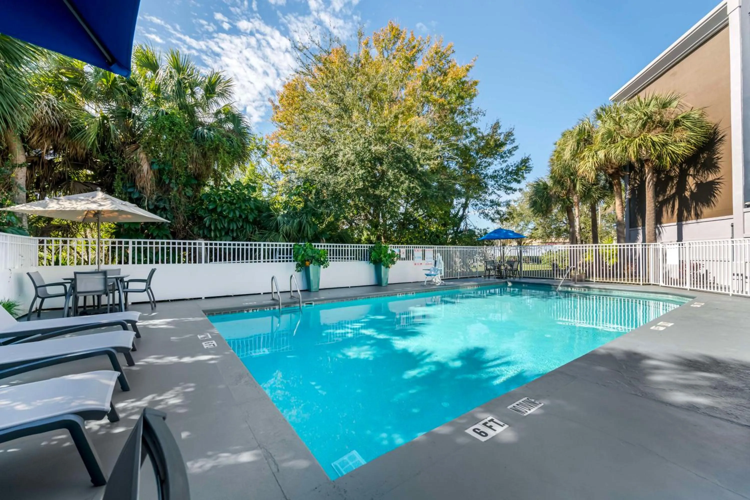 Pool view in Best Western Plus Universal Inn - Free Shuttle to Universal Studios!