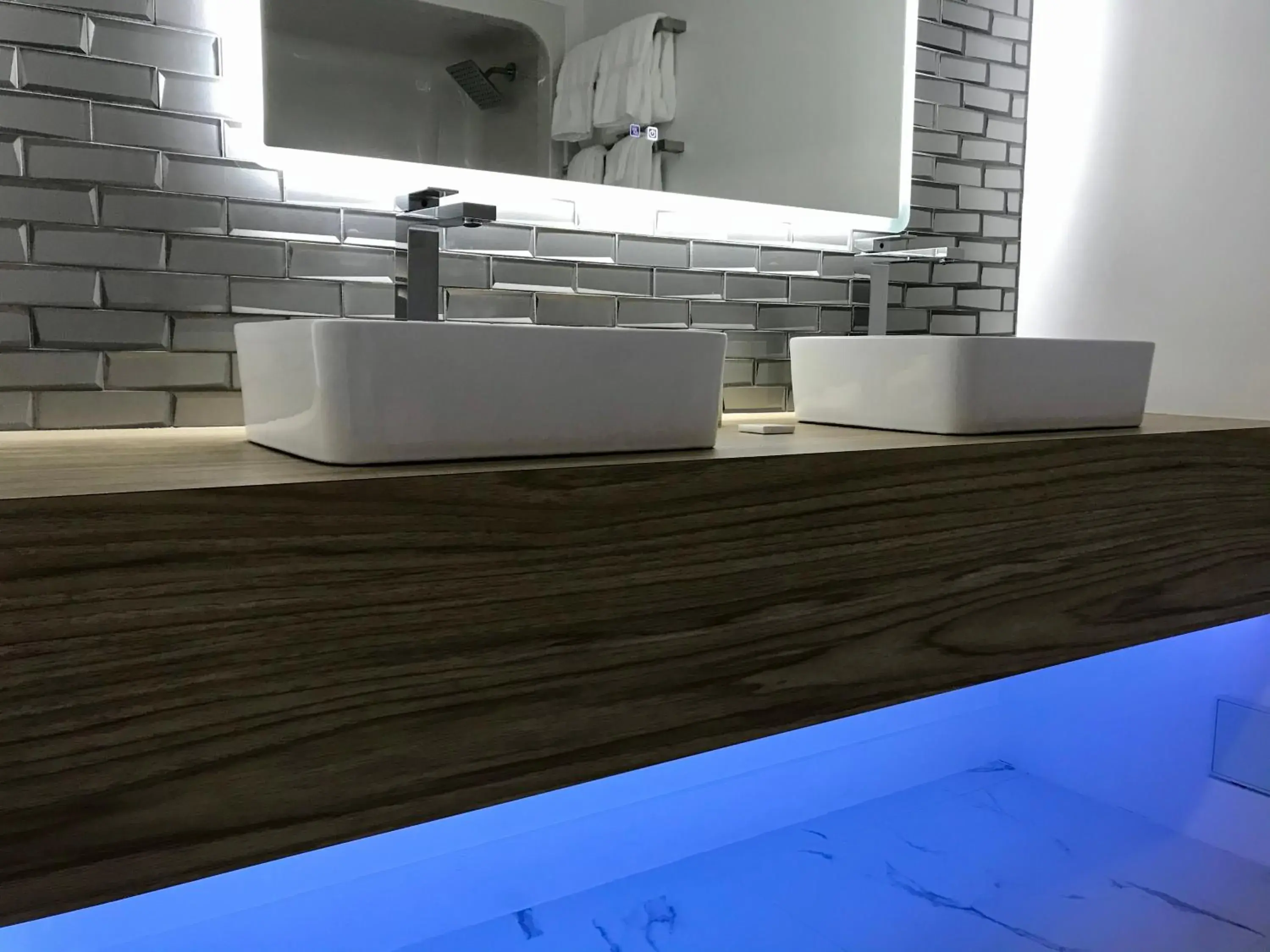 Deluxe King Room in Strata Hotel Deluxe King Room in Strata Hotel