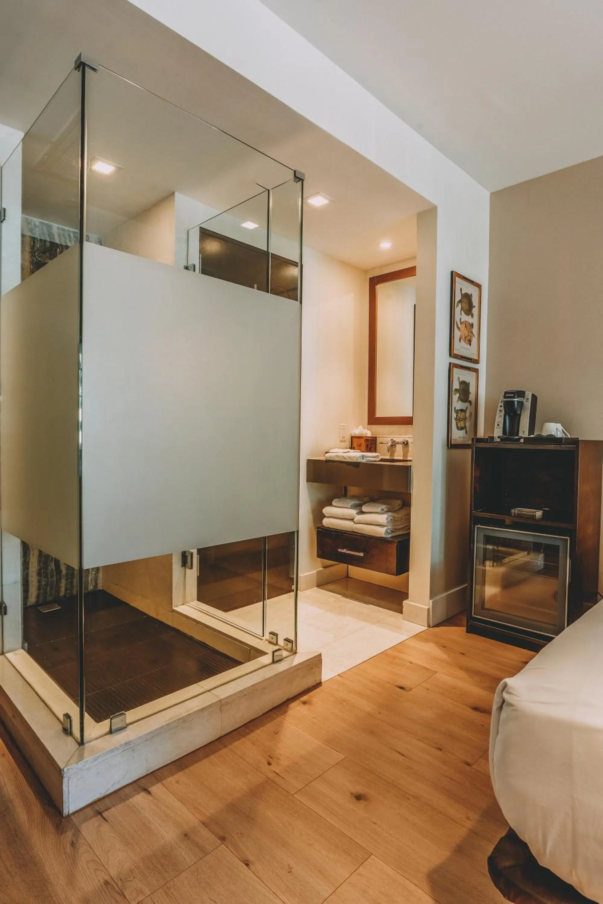 Bathroom, Bed in Iberostar Waves Berkeley Shore