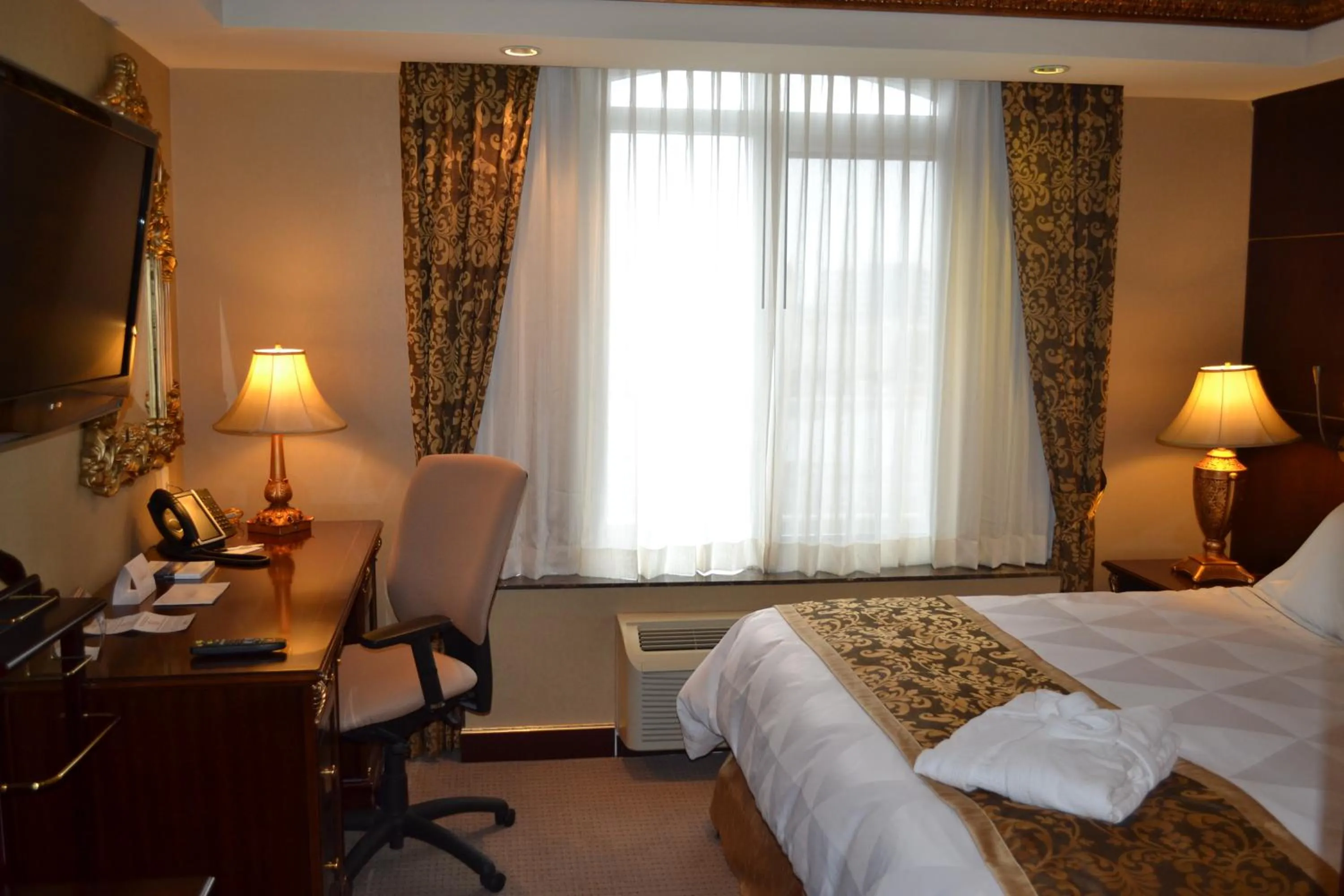 Seating area, Bed in Radisson Hotel Toronto Airport West