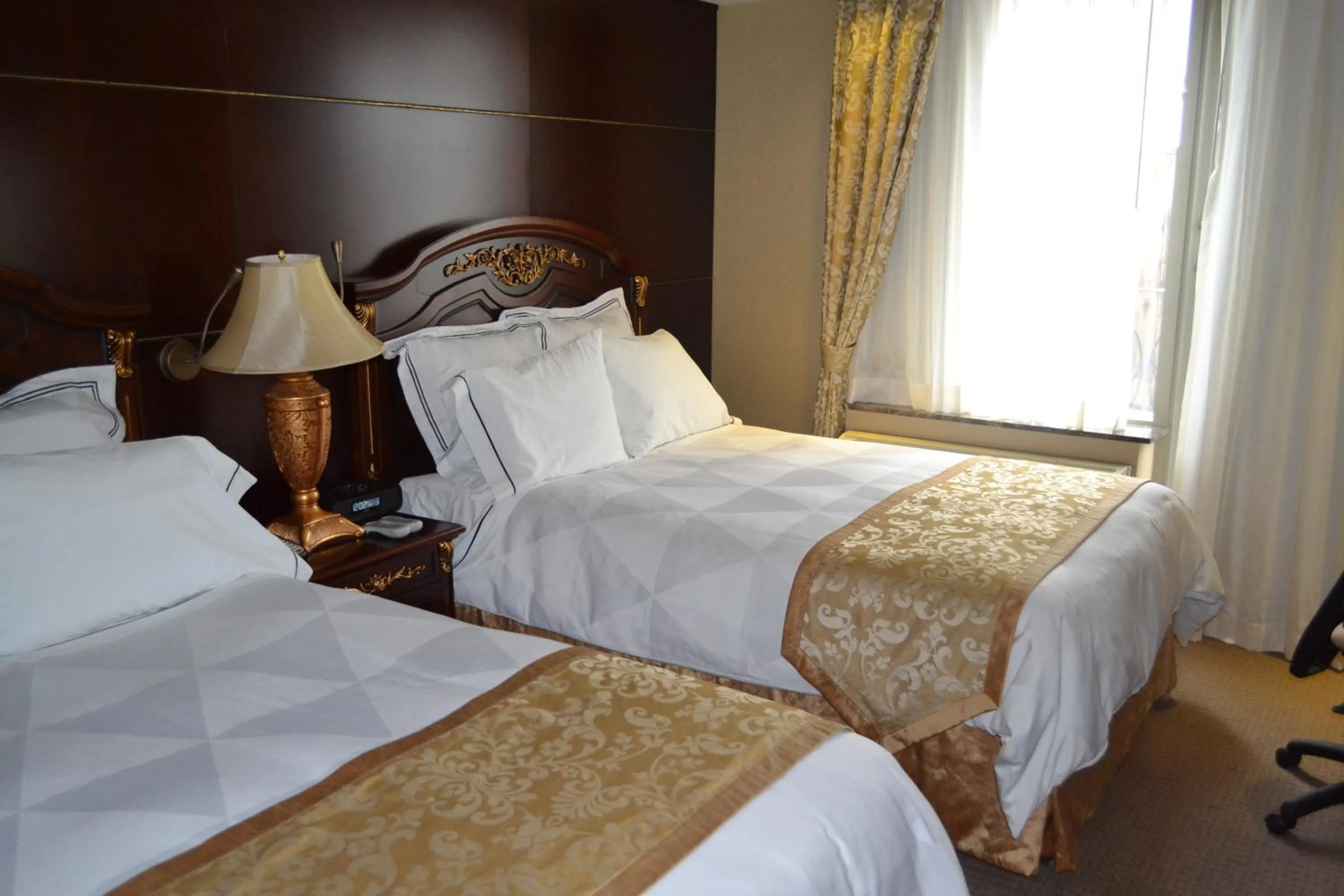 Bed in Radisson Hotel Toronto Airport West