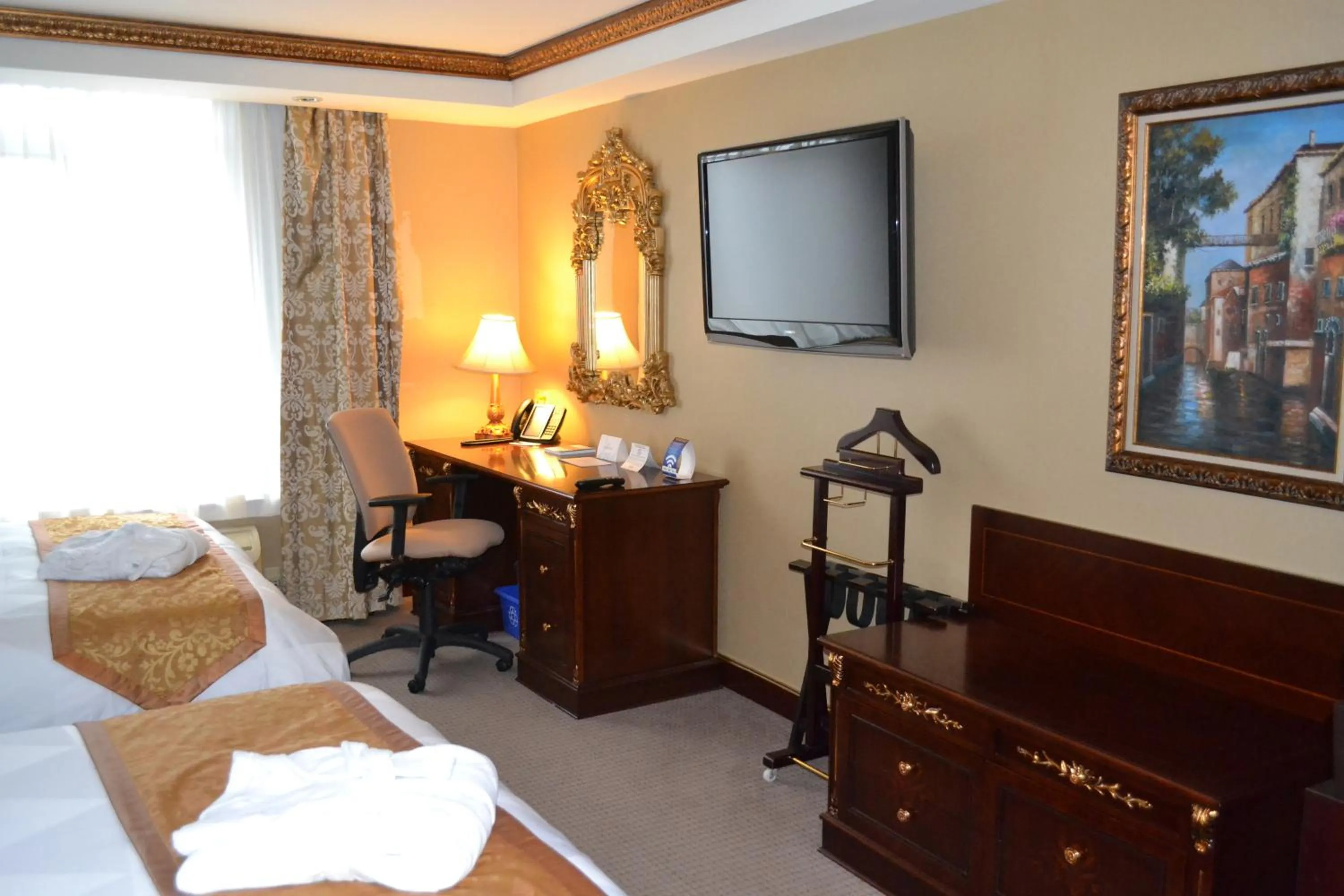 TV and multimedia, Bed in Radisson Hotel Toronto Airport West