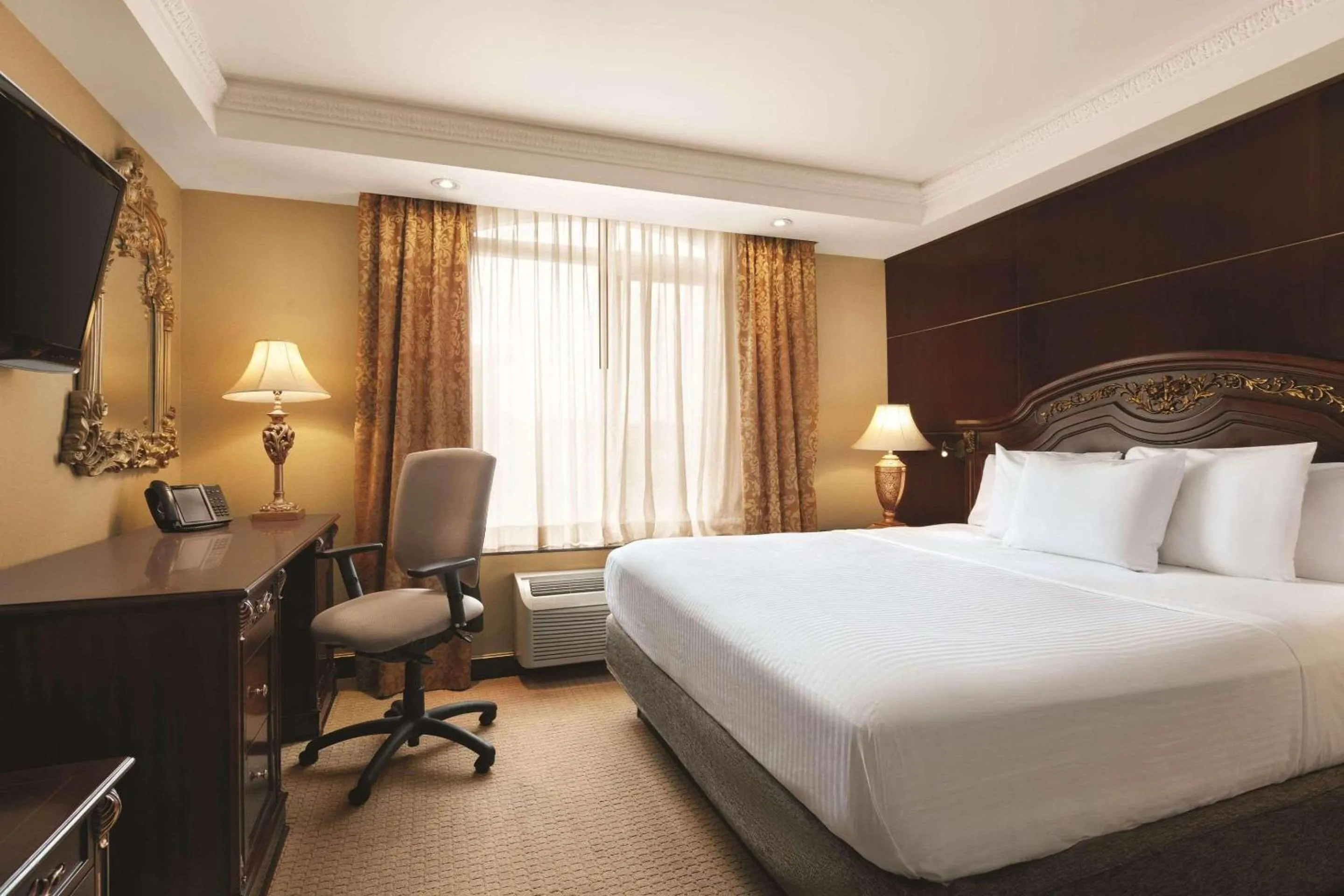 Bedroom, Bed in Radisson Hotel Toronto Airport West