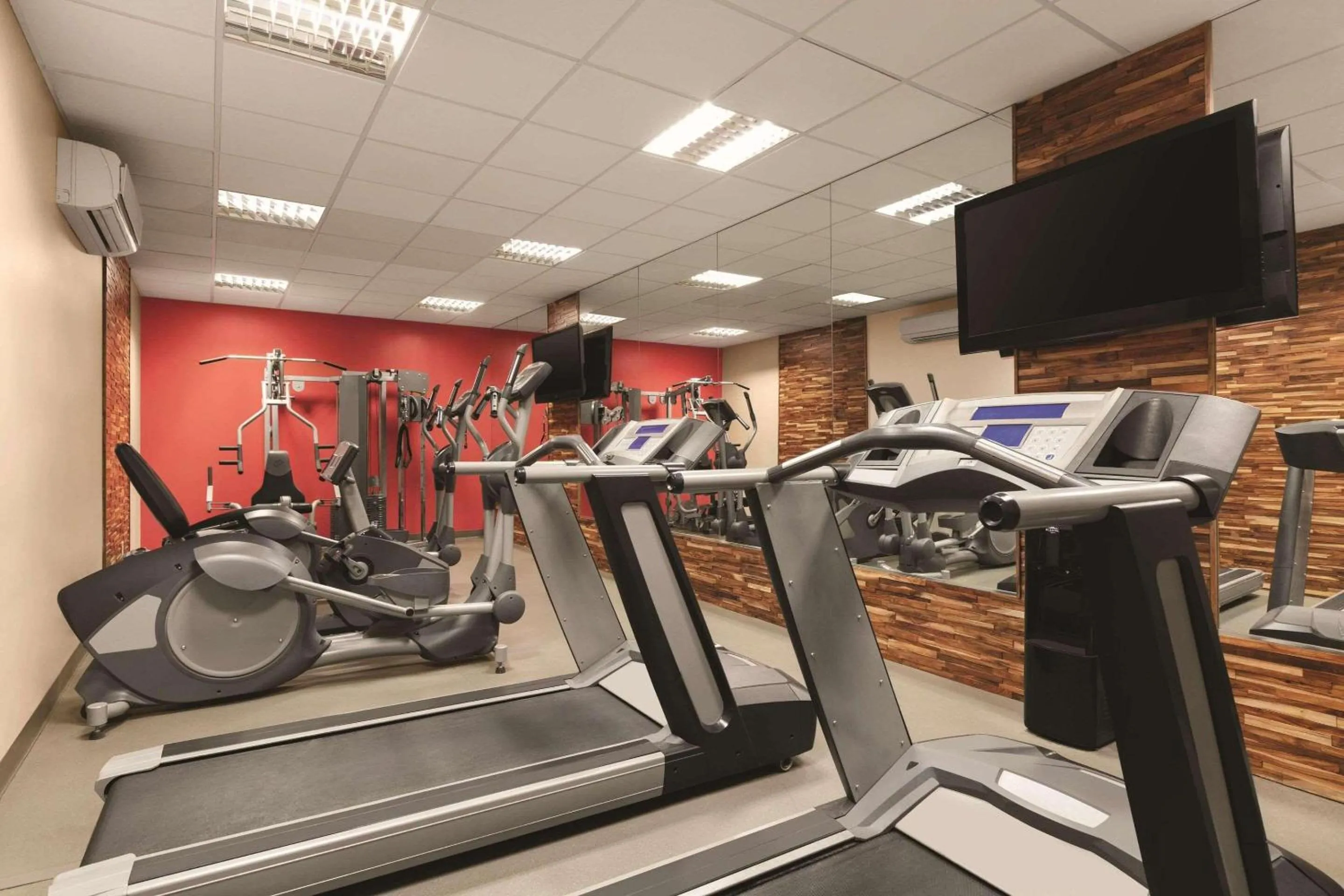 Fitness centre/facilities in Radisson Hotel Toronto Airport West