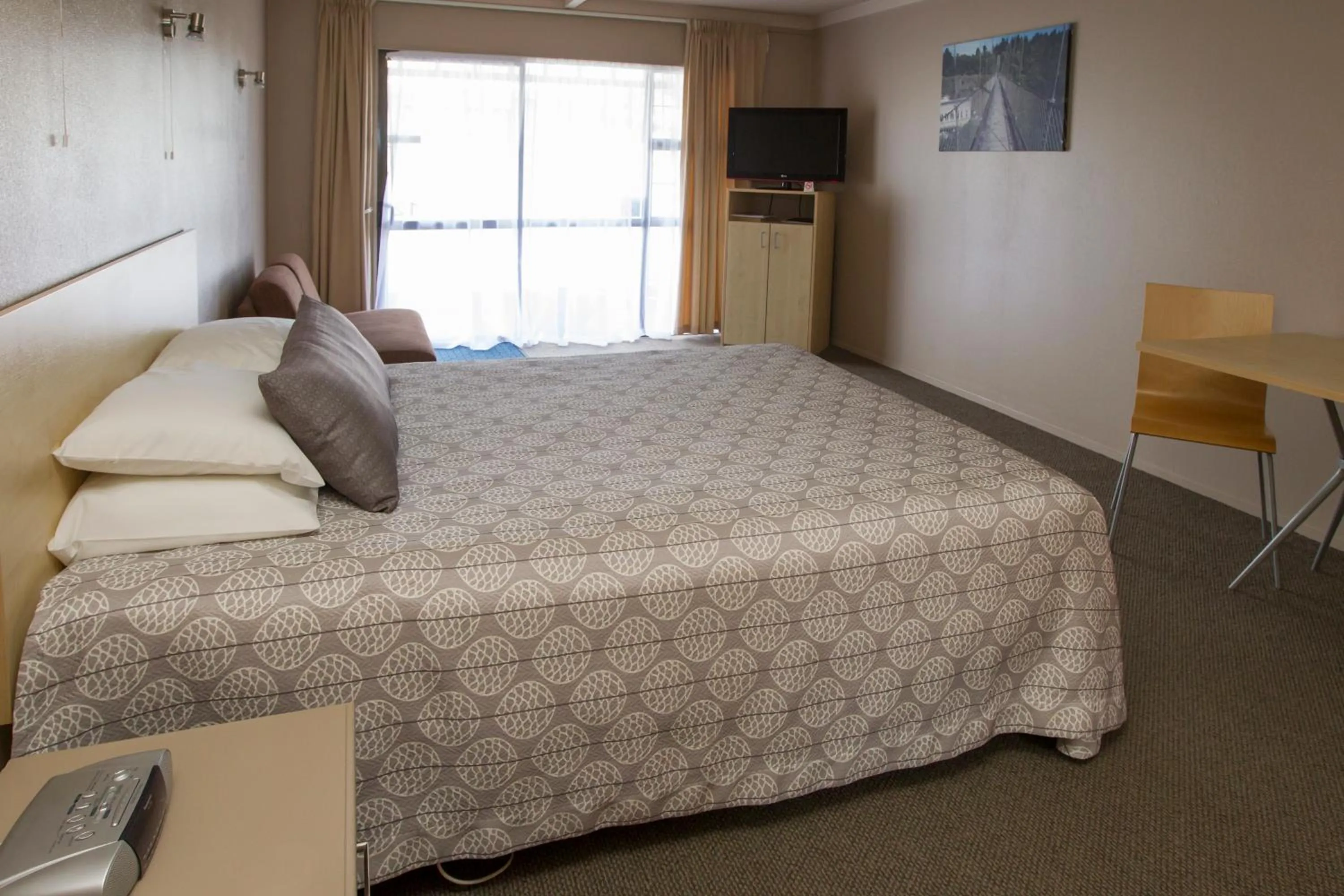 Bed in Aspen Manor Motel