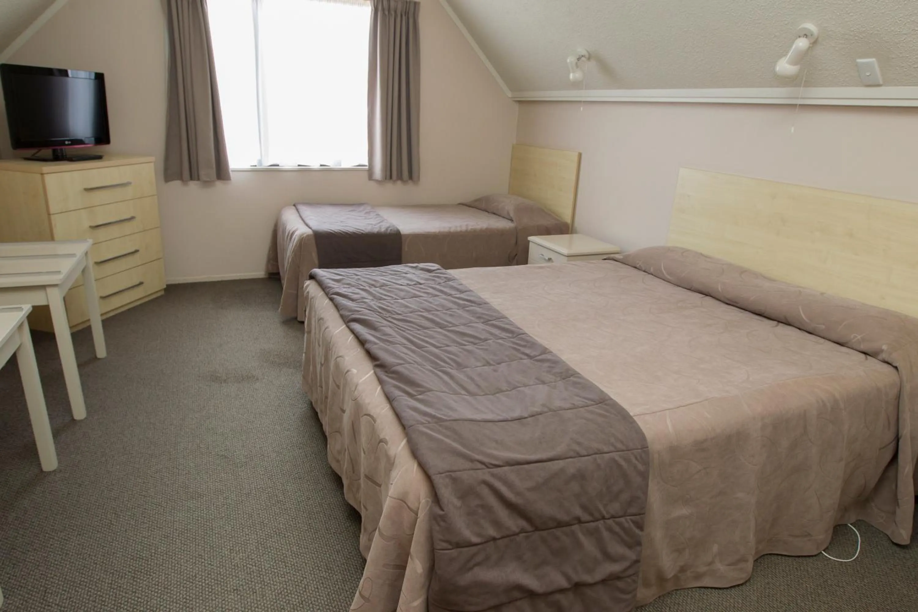 Bed in Aspen Manor Motel