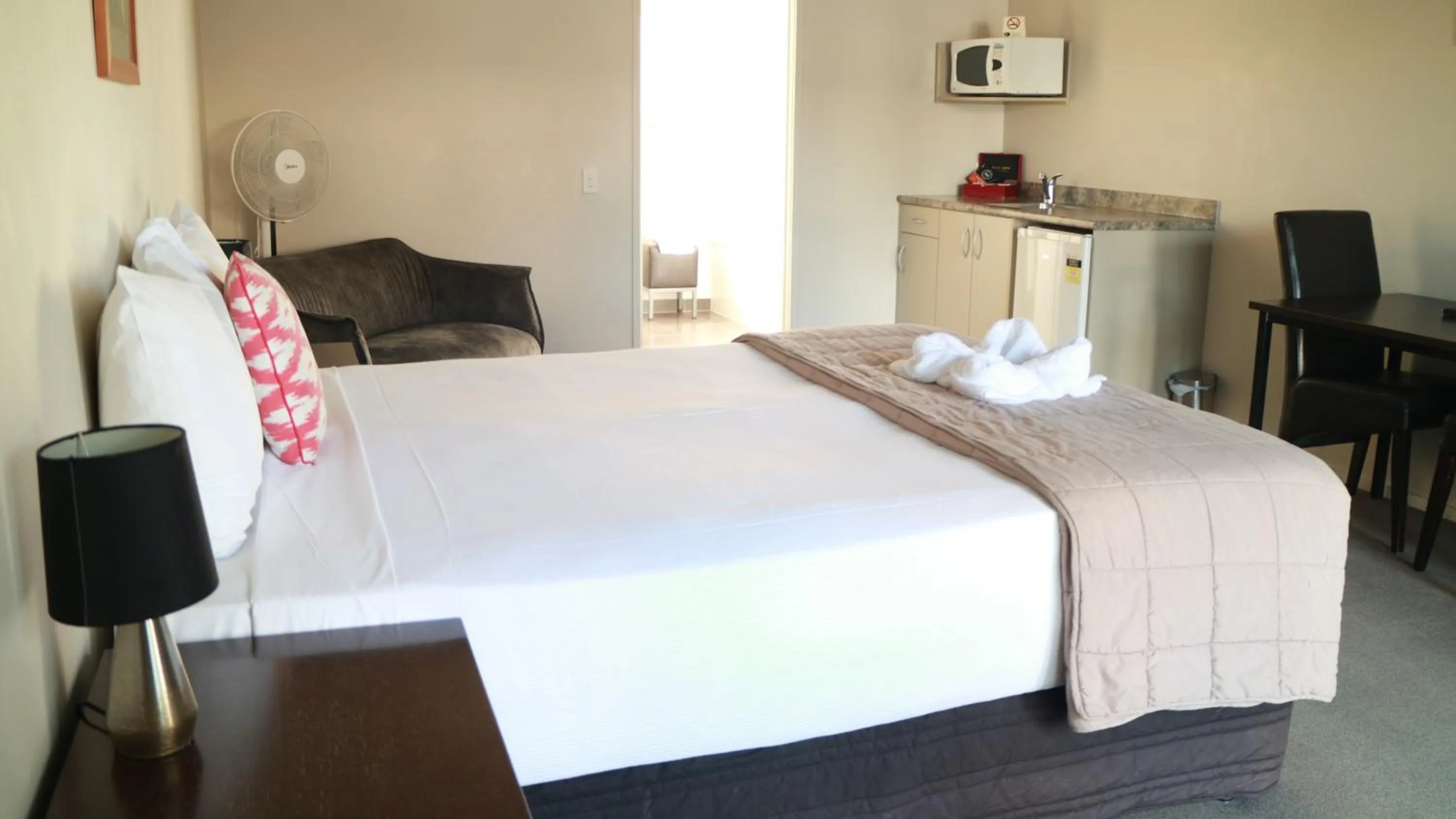 Photo of the whole room, Bed in Executive On Fenton