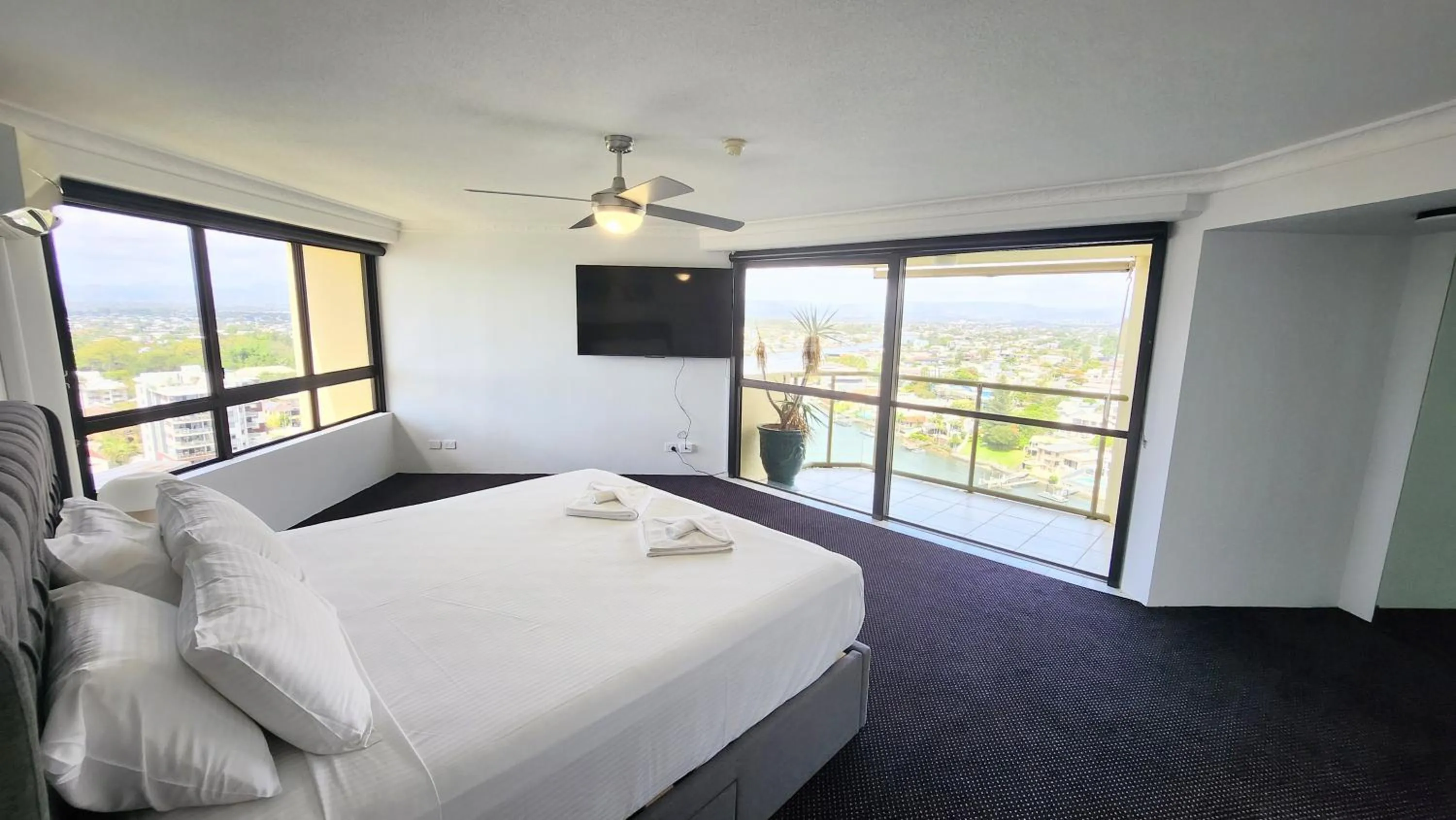 Bed in Surfers Hawaiian Holiday Apartments