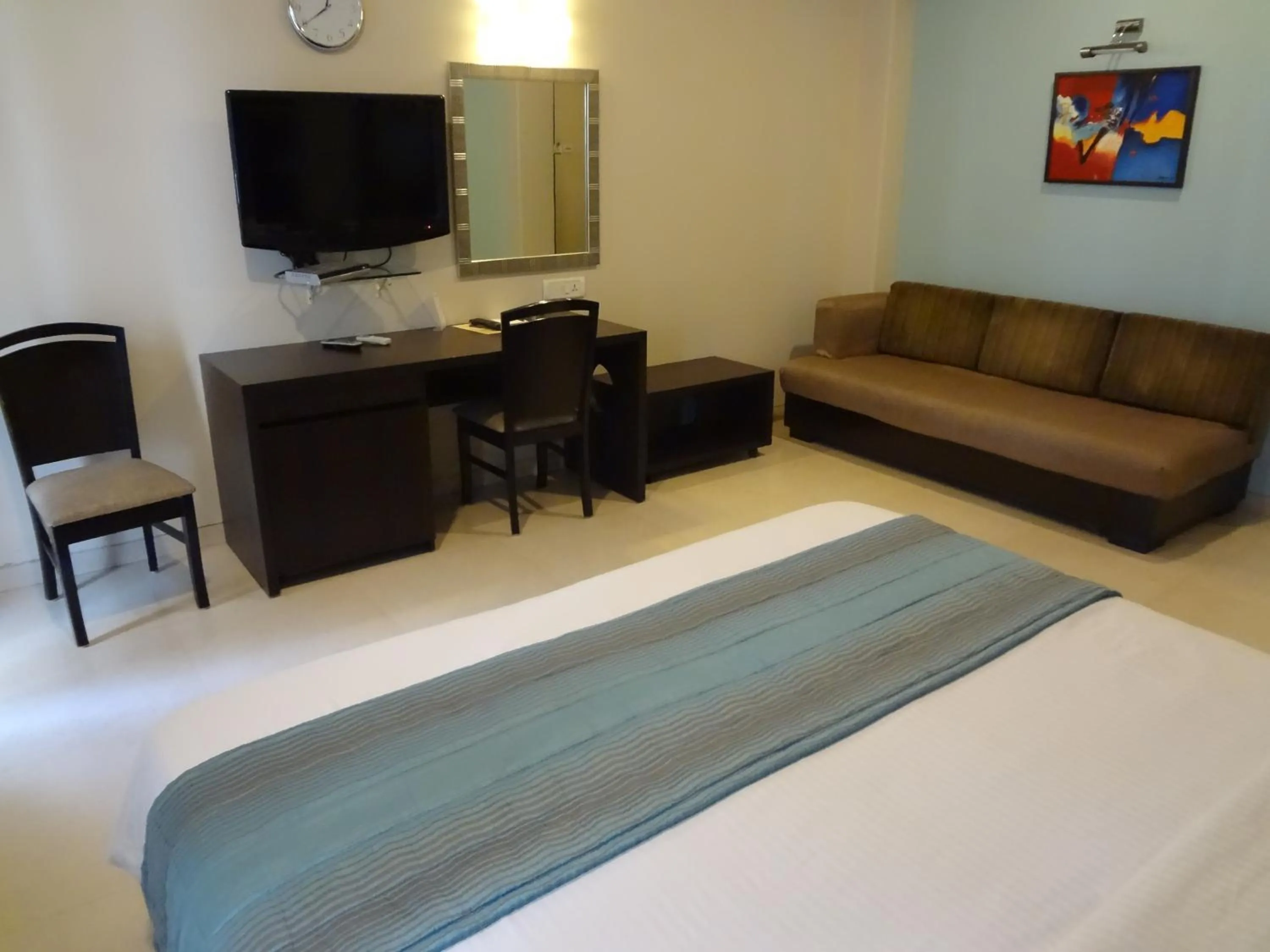 TV and multimedia, Bed in Chateau Windsor Hotel - Marine Drive