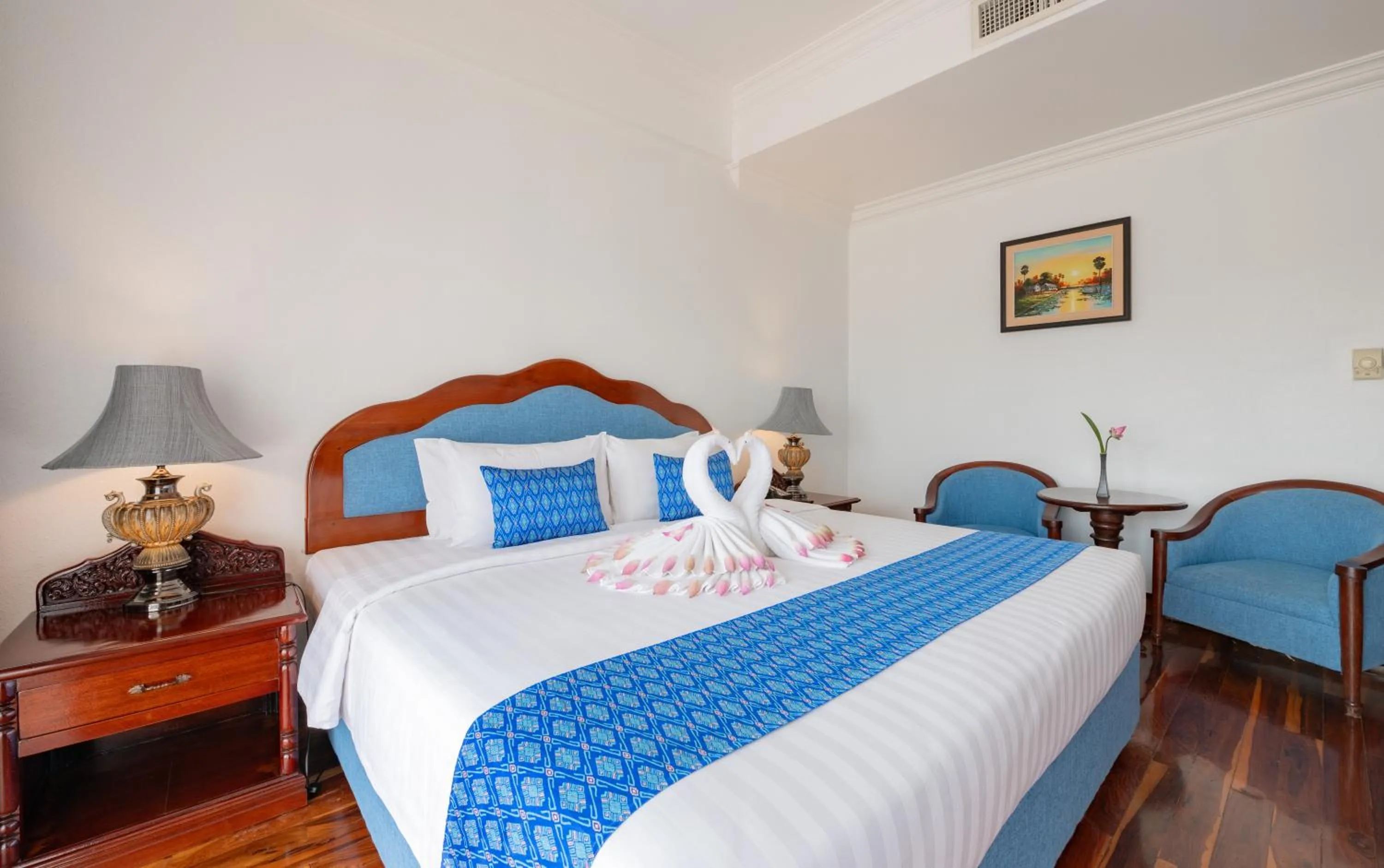 Bed in Hotel Somadevi Angkor Resort & Spa