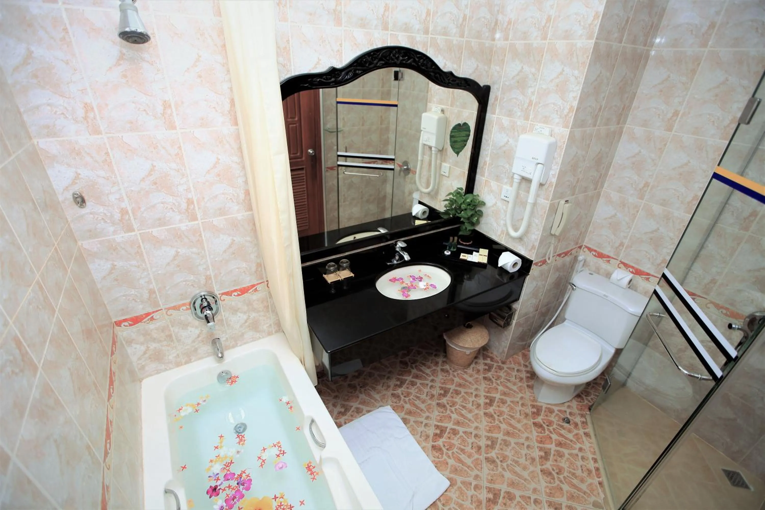 Shower in Hotel Somadevi Angkor Resort & Spa