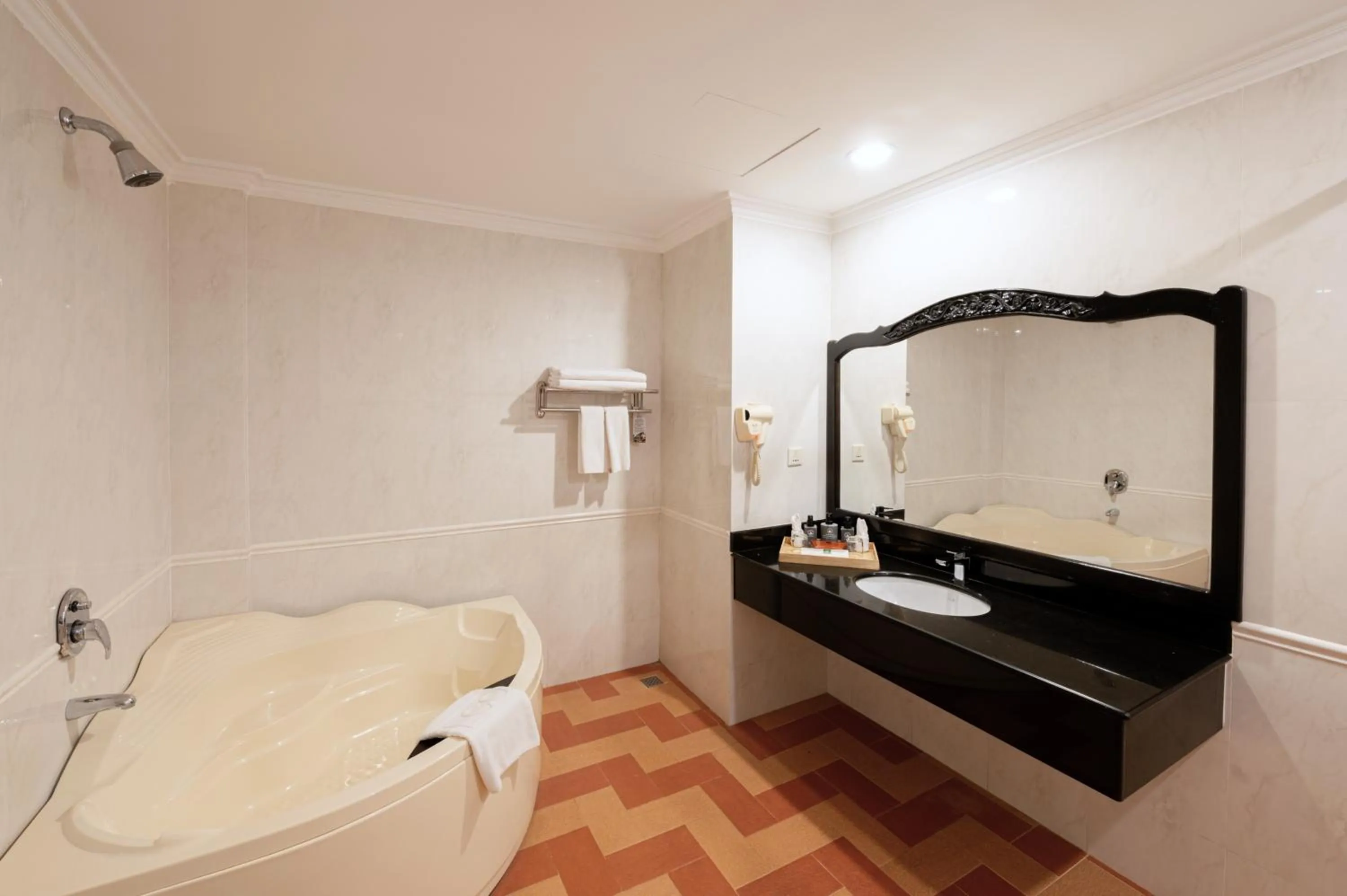 Bathroom in Hotel Somadevi Angkor Resort & Spa