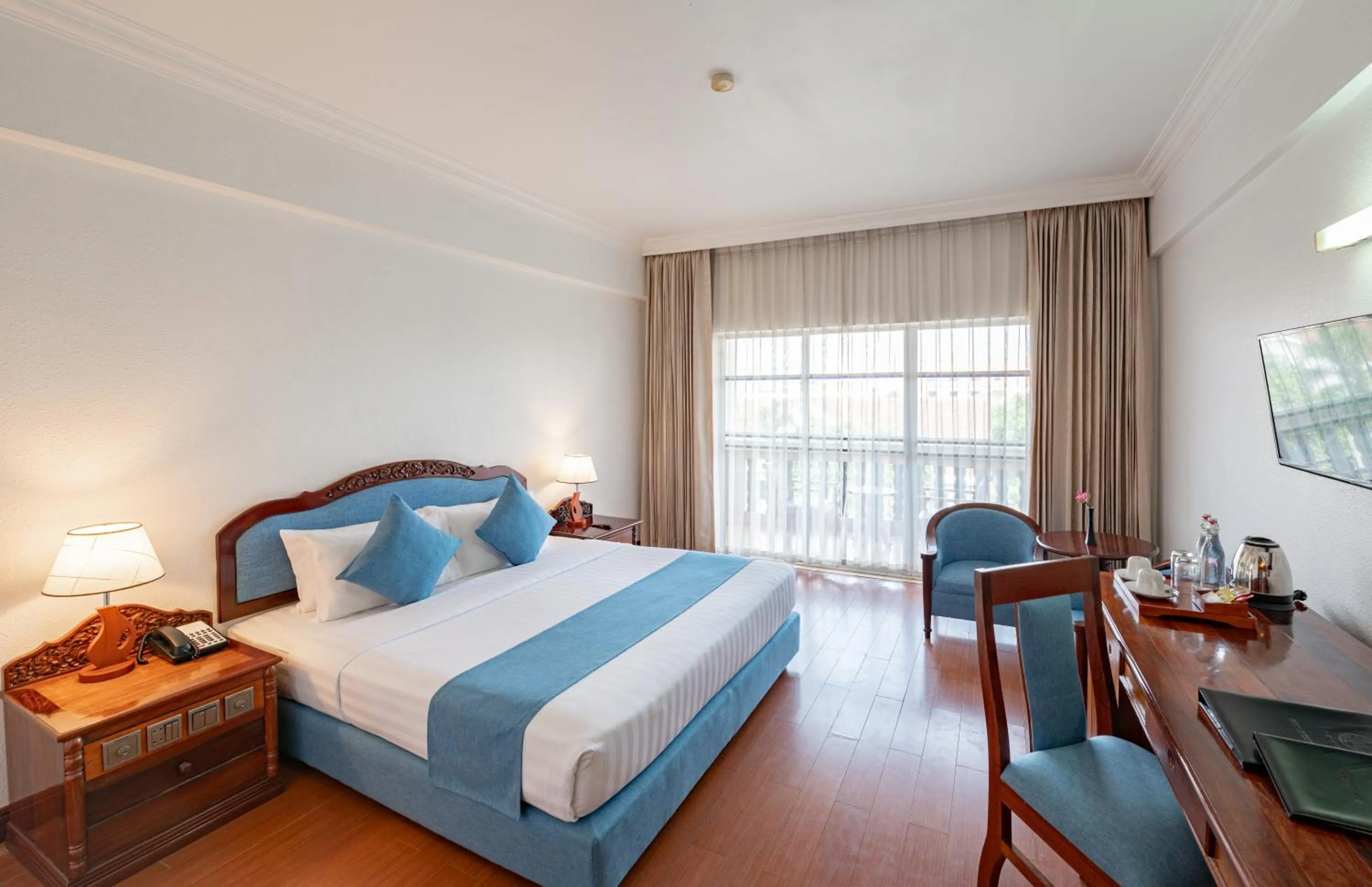 Bed in Hotel Somadevi Angkor Resort & Spa