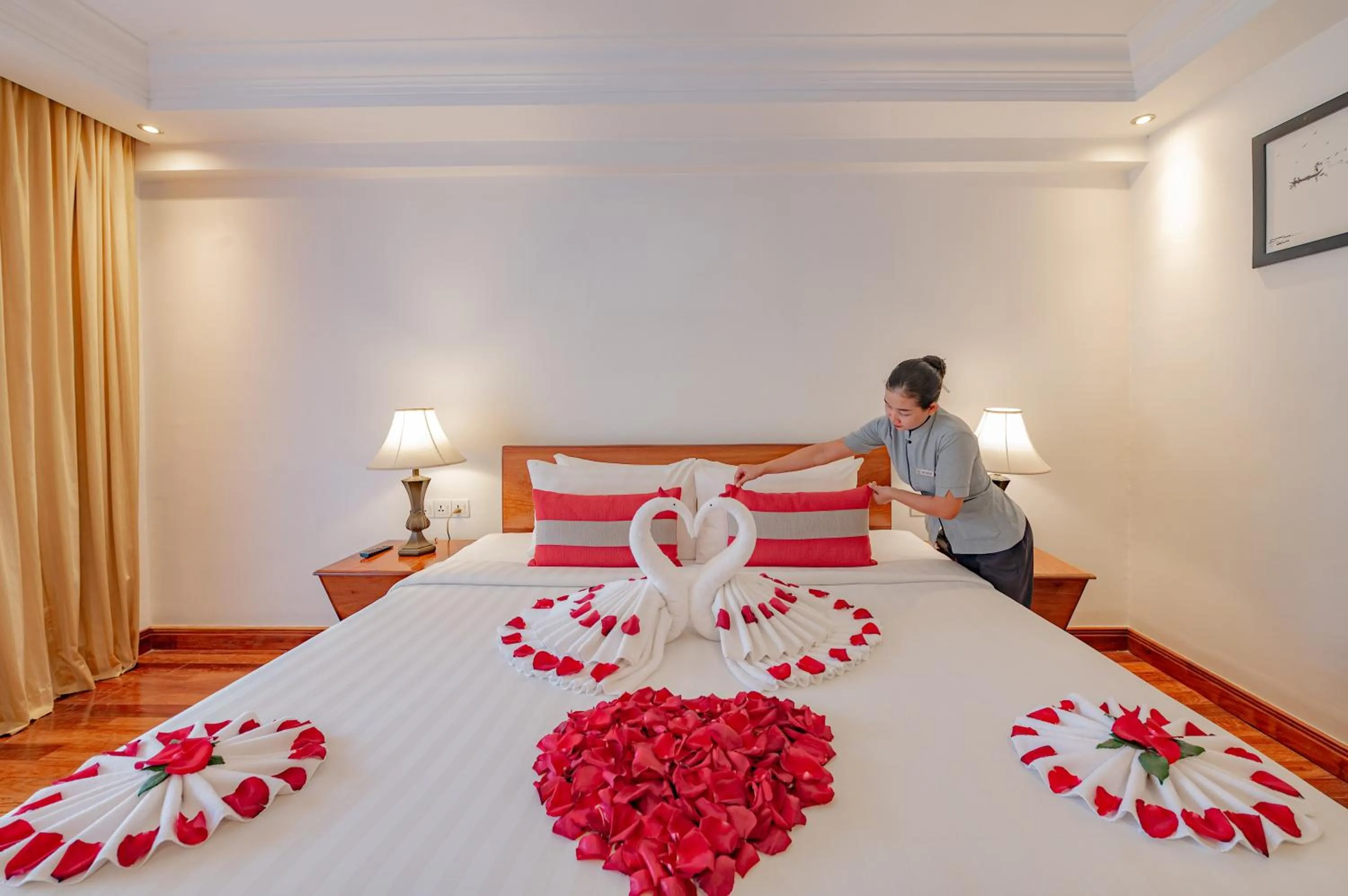 Guests, Bed in Hotel Somadevi Angkor Resort & Spa