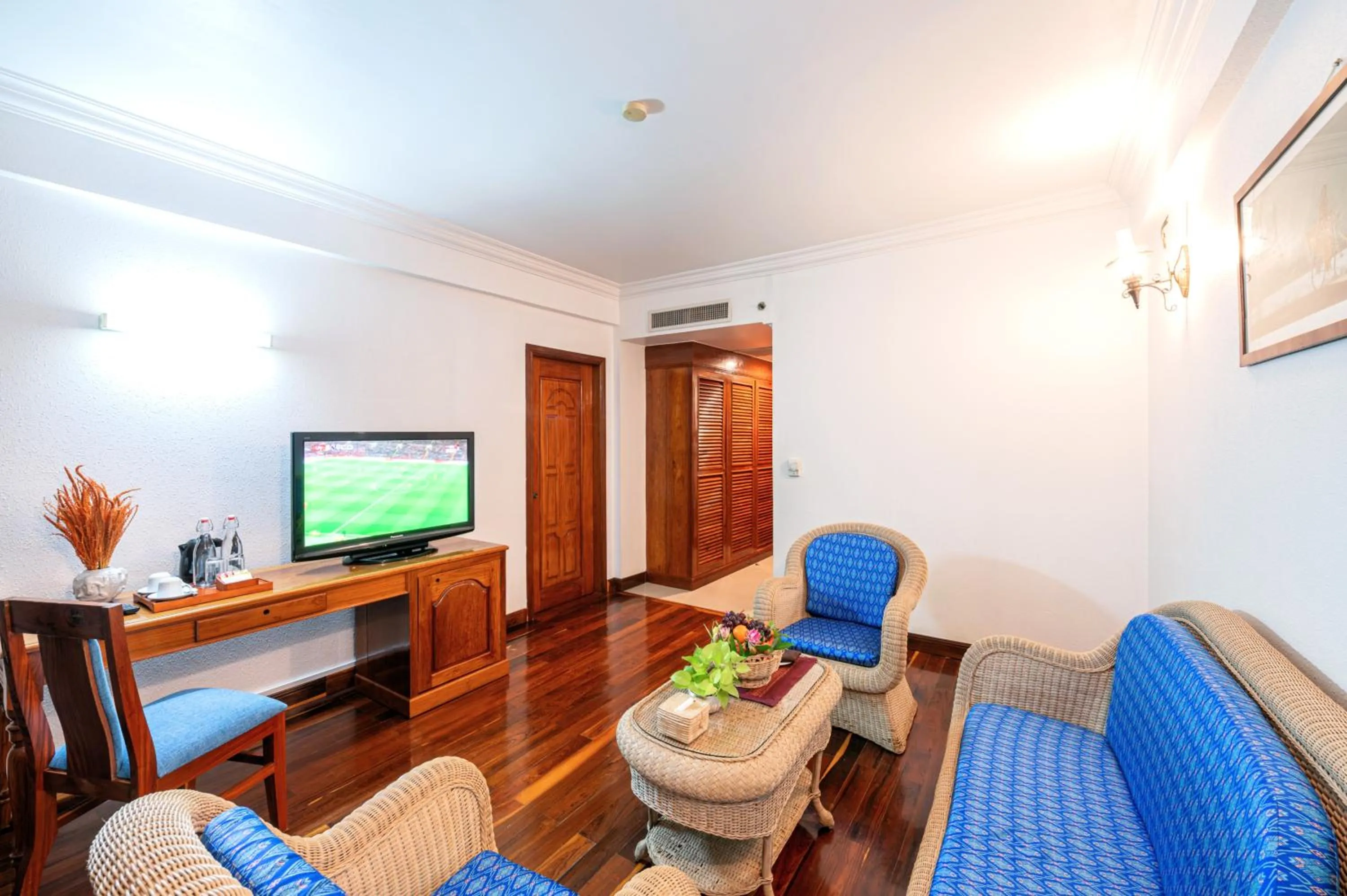 Living room in Hotel Somadevi Angkor Resort & Spa