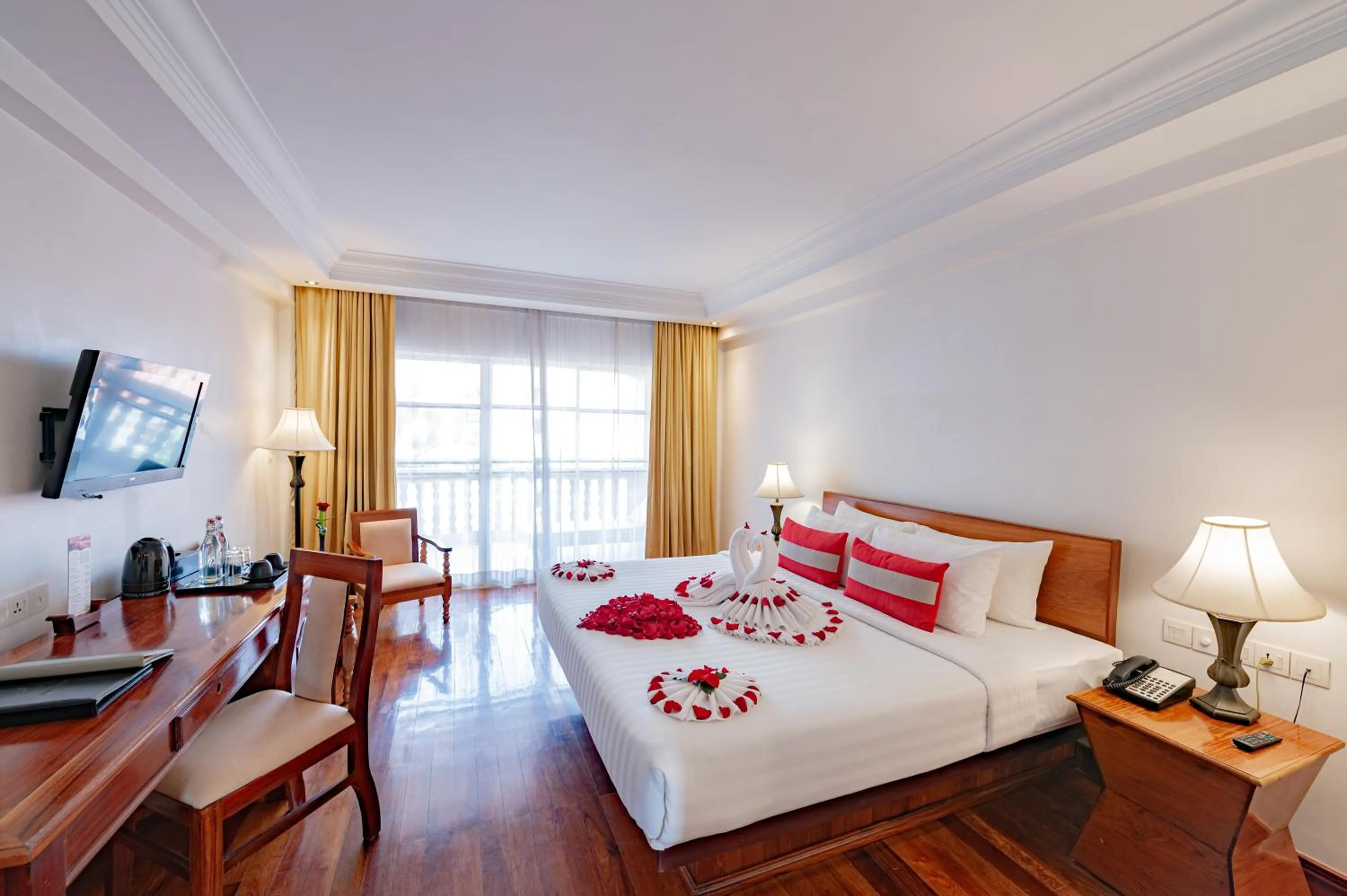 Bed in Hotel Somadevi Angkor Resort & Spa