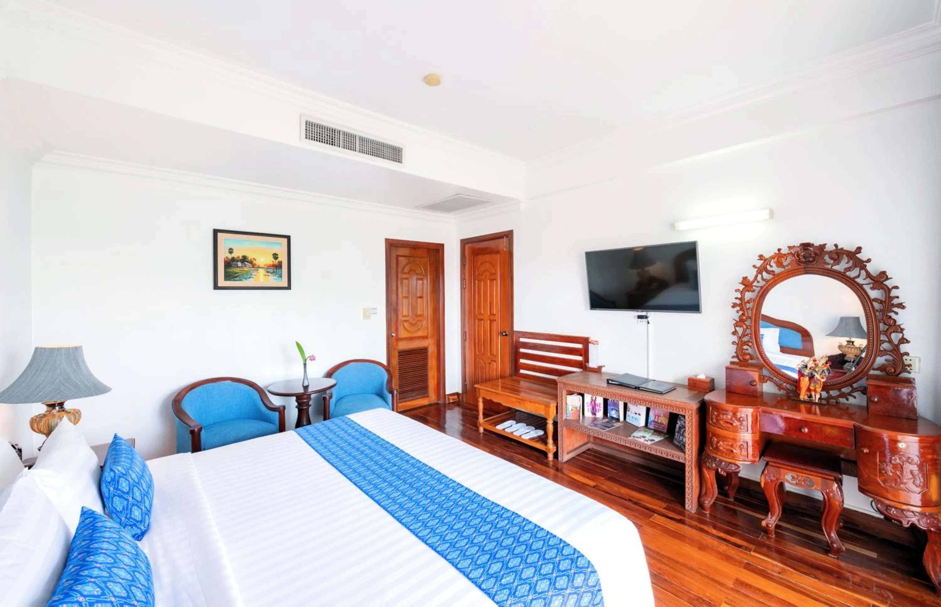 Bed in Hotel Somadevi Angkor Resort & Spa