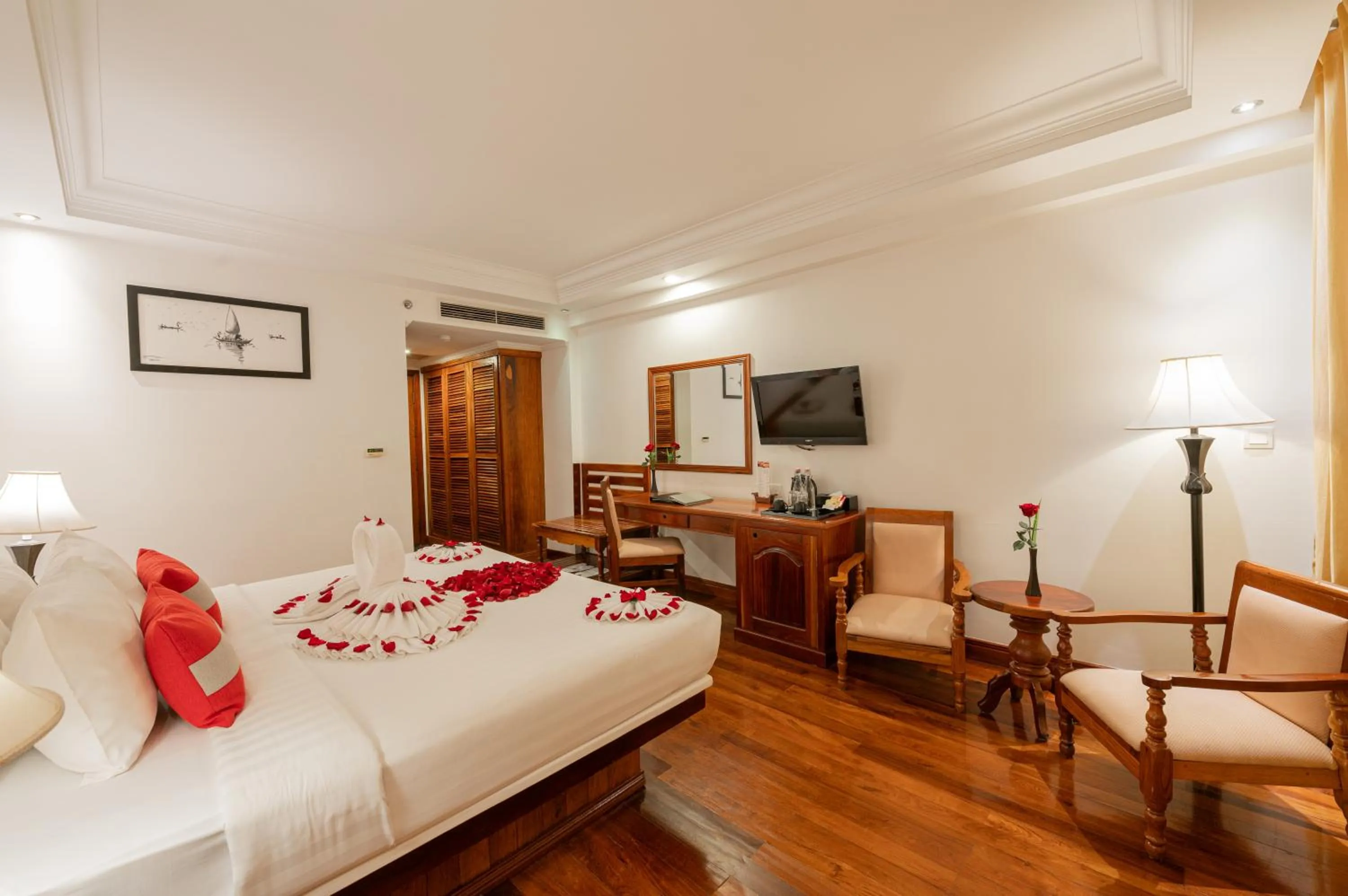 Bed in Hotel Somadevi Angkor Resort & Spa