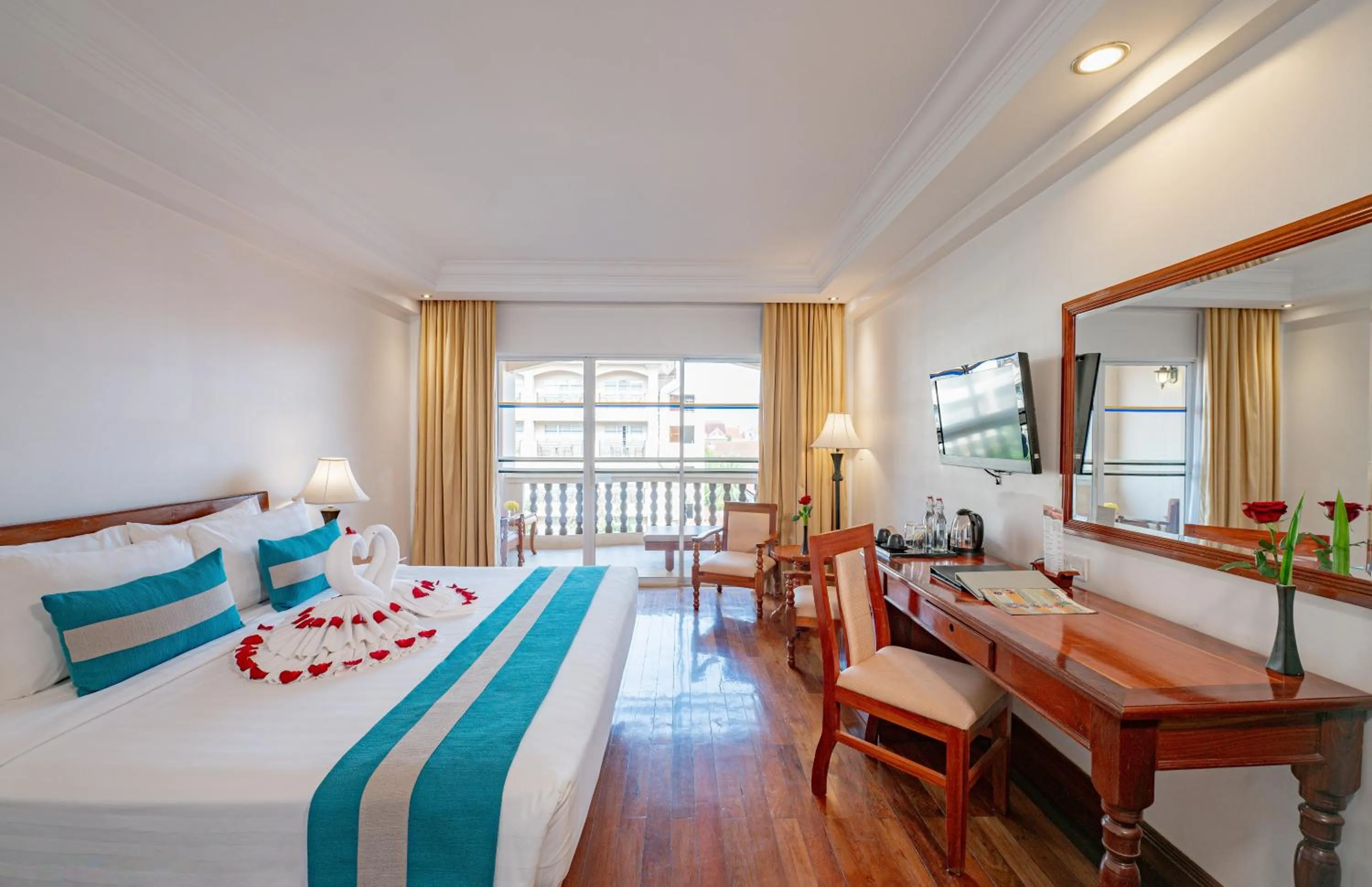 Bed in Hotel Somadevi Angkor Resort & Spa