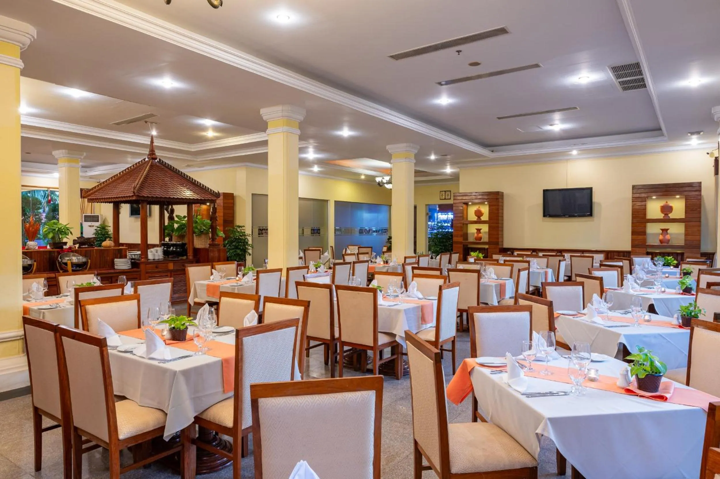 Restaurant/places to eat in Hotel Somadevi Angkor Resort & Spa