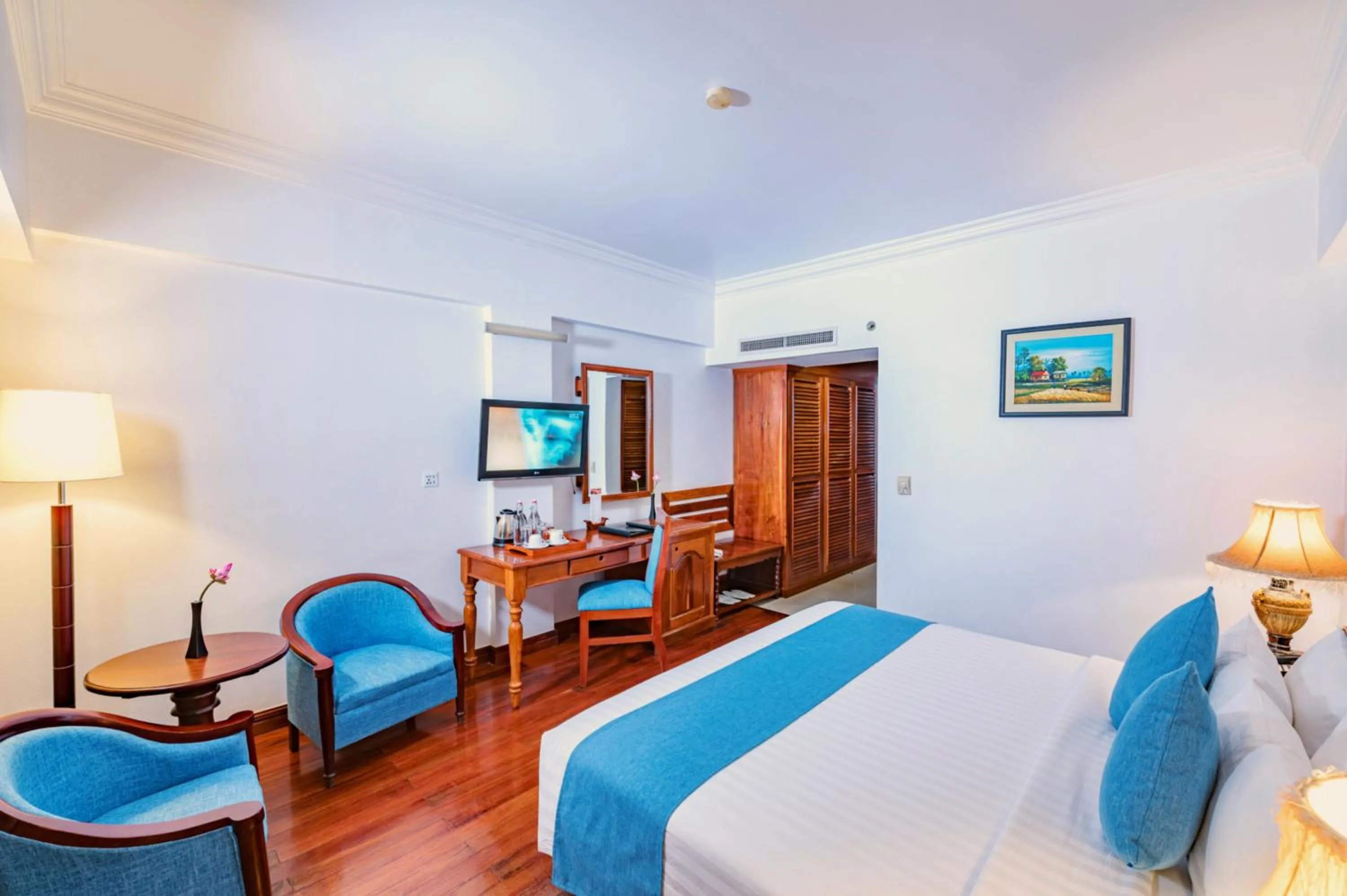 Bed in Hotel Somadevi Angkor Resort & Spa