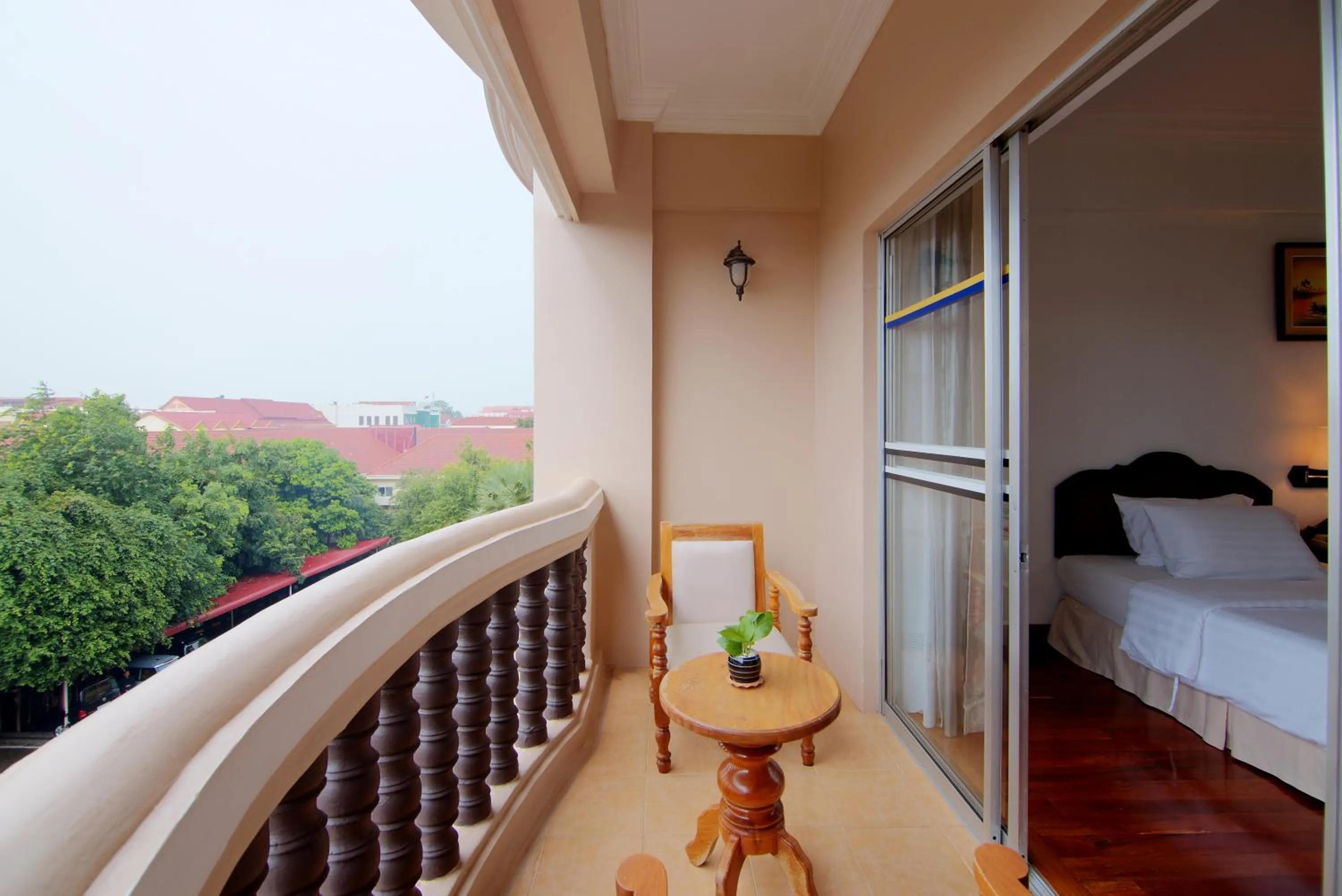 Balcony/Terrace, Bed in Hotel Somadevi Angkor Resort & Spa