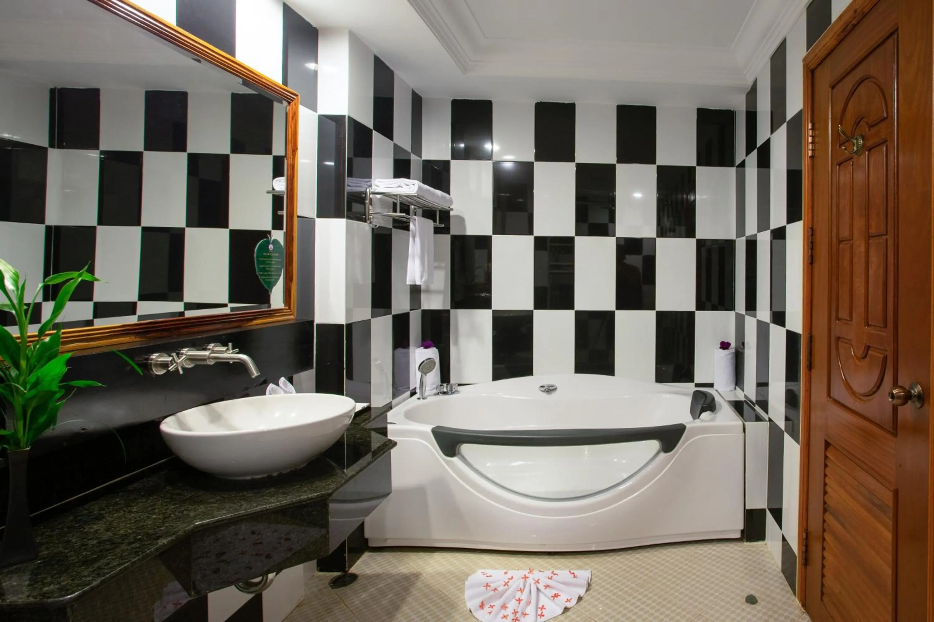 Shower in Hotel Somadevi Angkor Resort & Spa