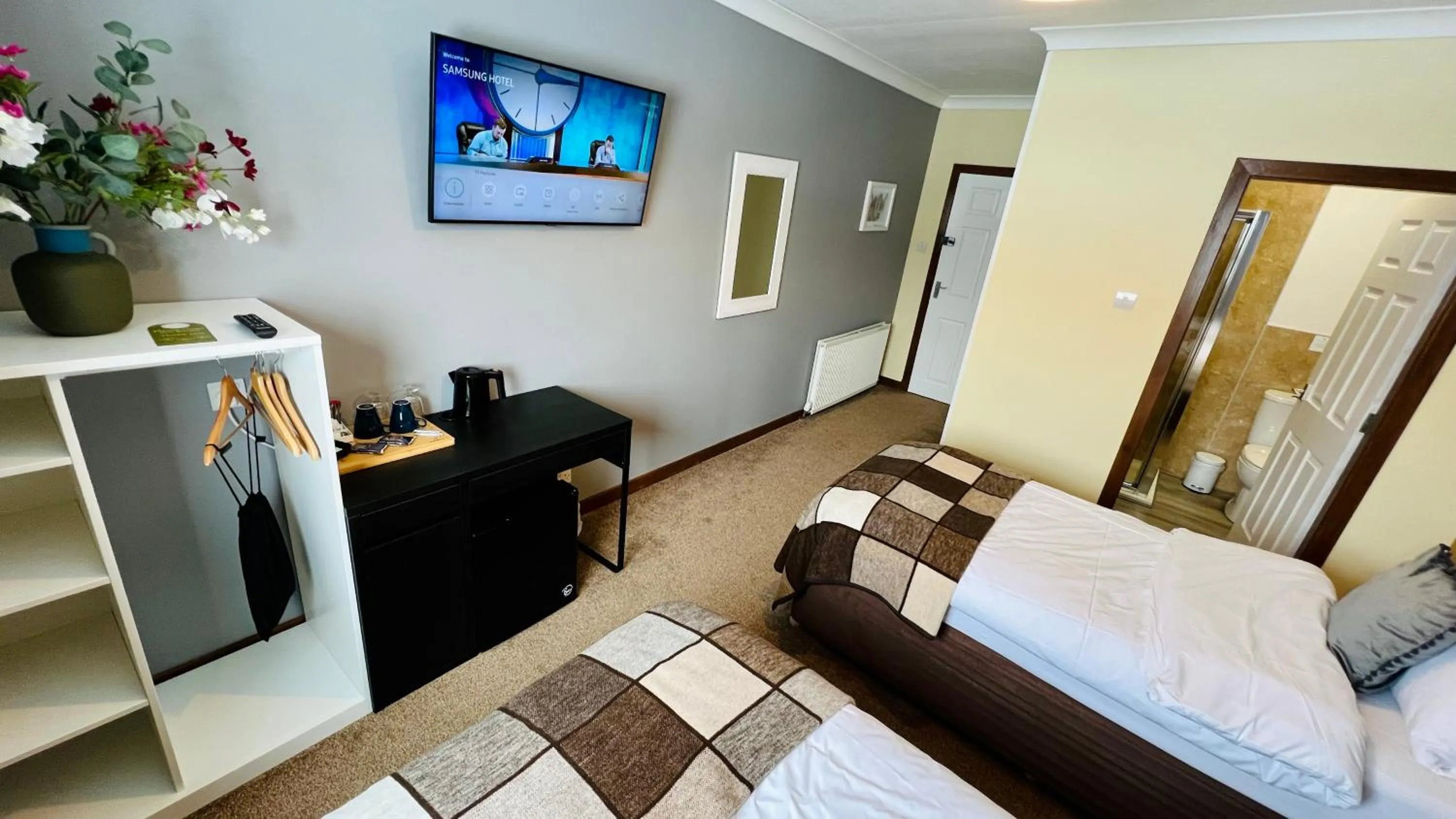 Photo of the whole room, Bed in Aultguish Inn