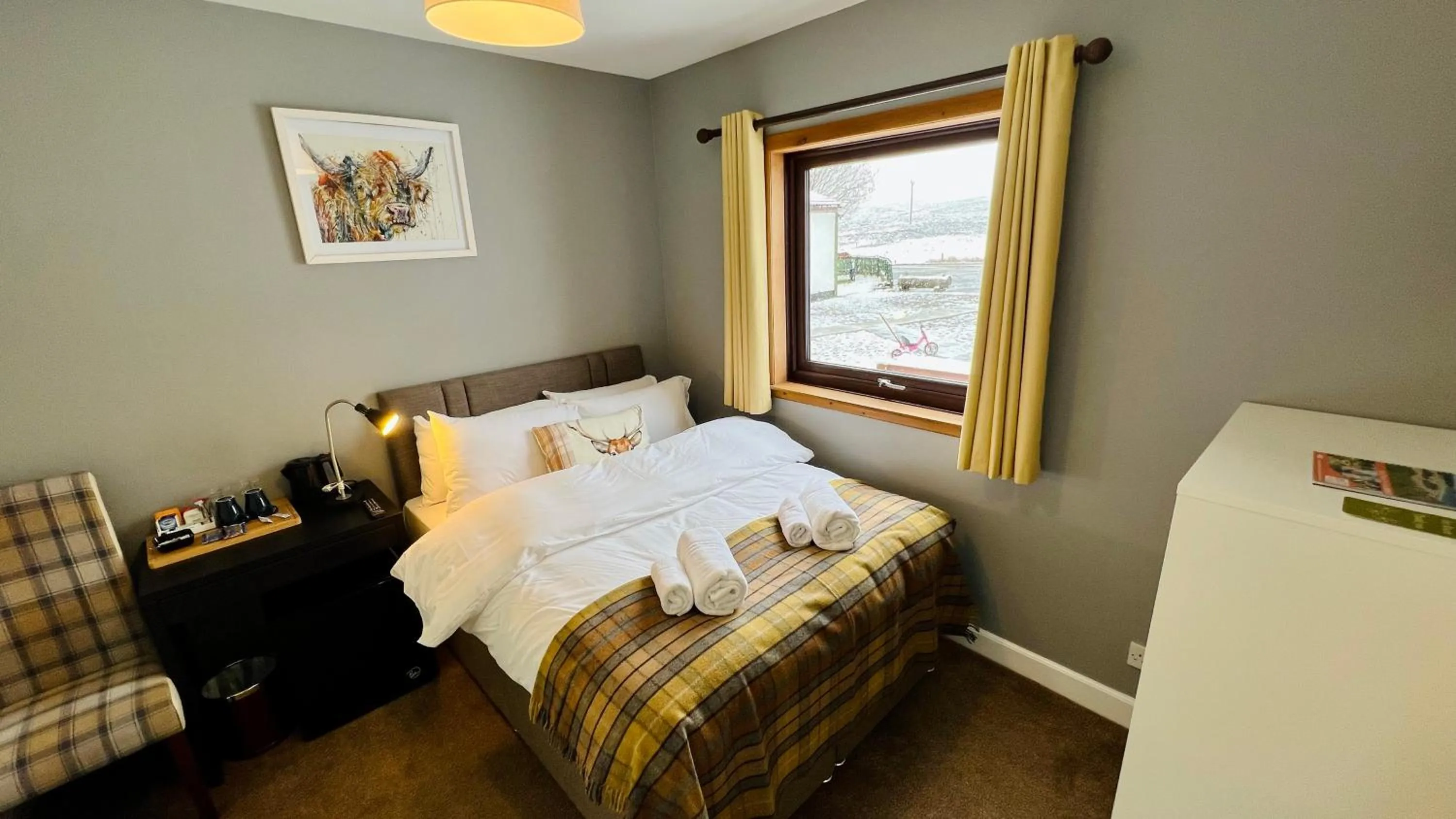 Photo of the whole room, Bed in Aultguish Inn