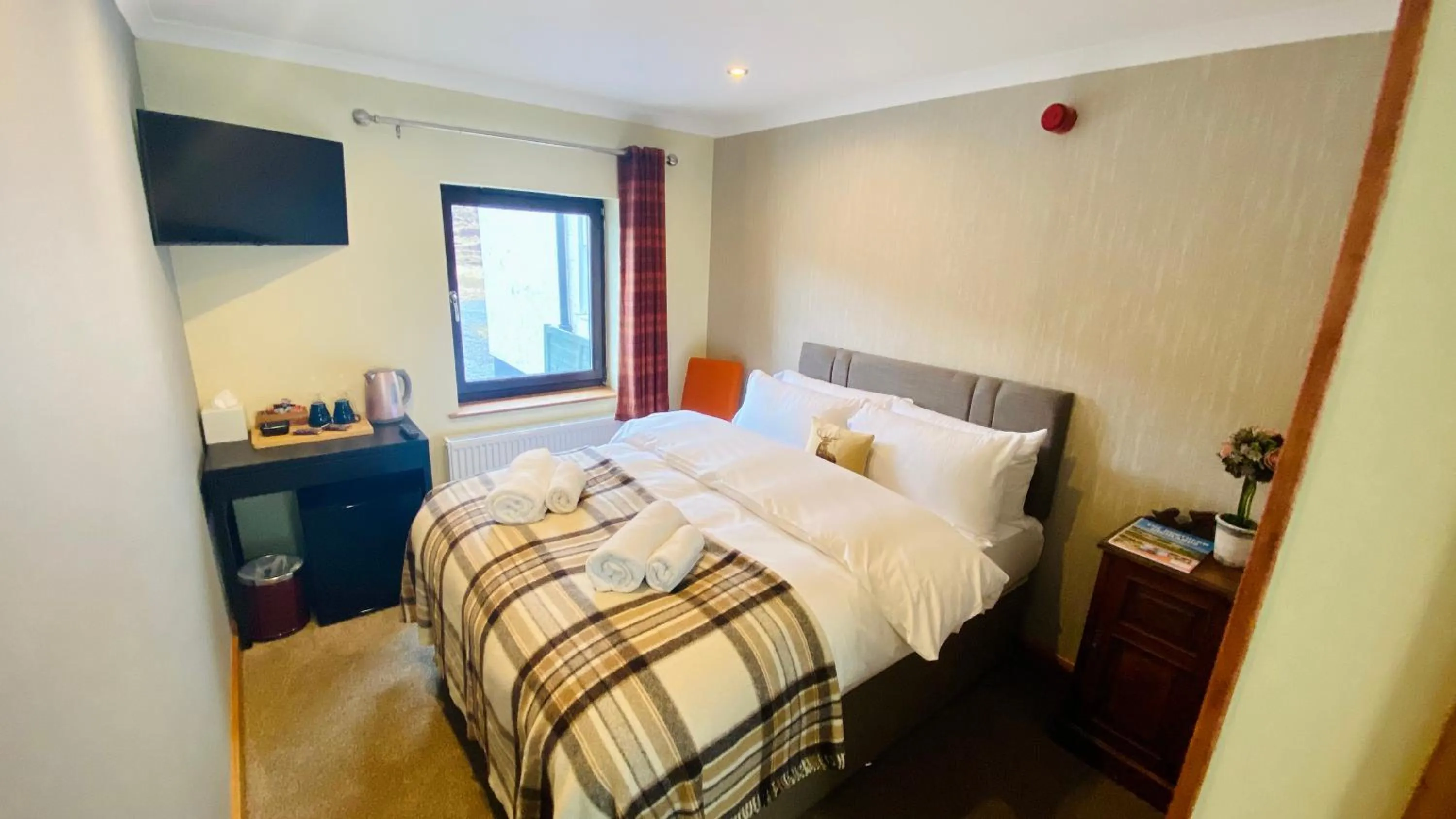 Photo of the whole room, Bed in Aultguish Inn