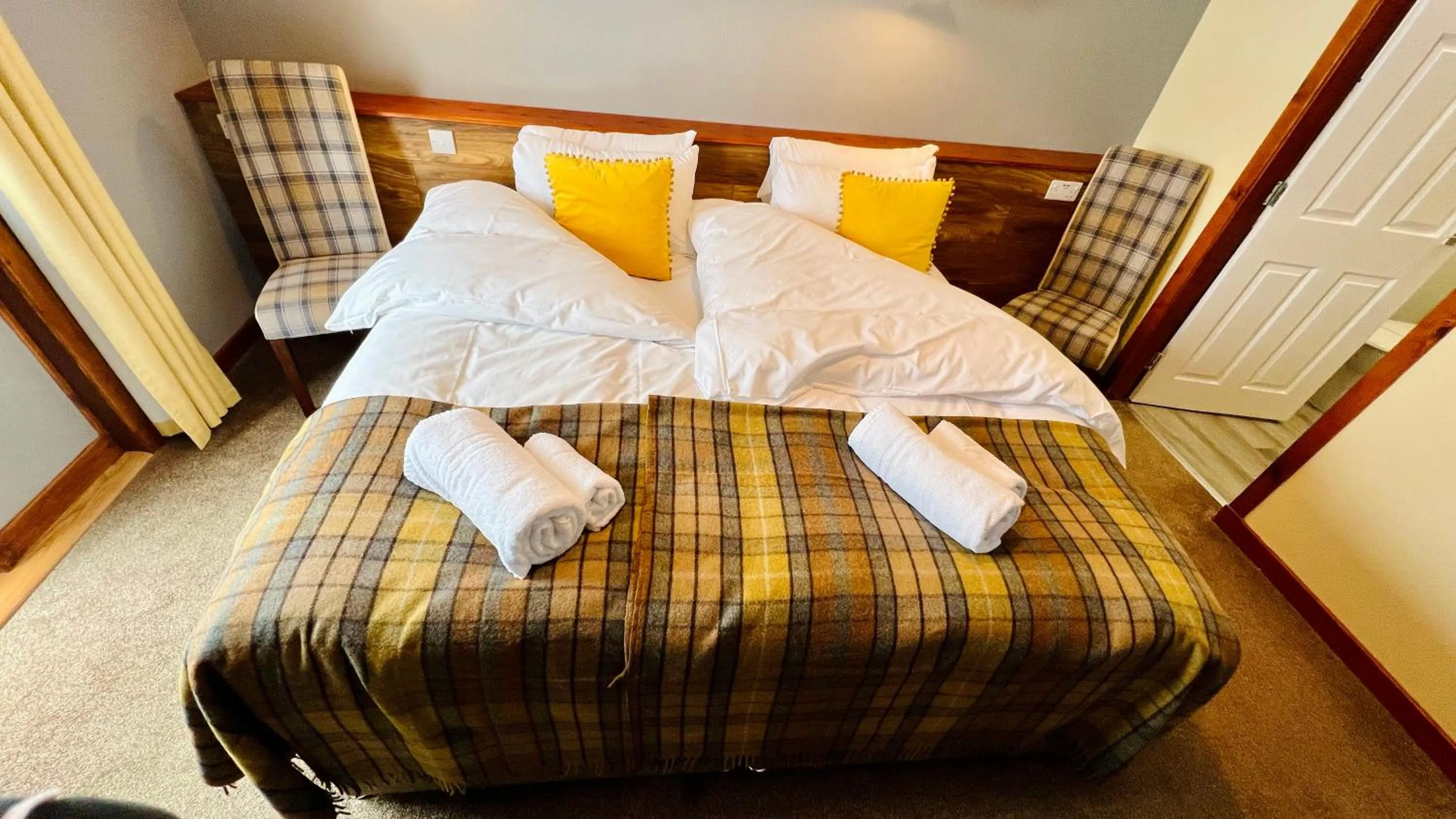 Photo of the whole room, Bed in Aultguish Inn
