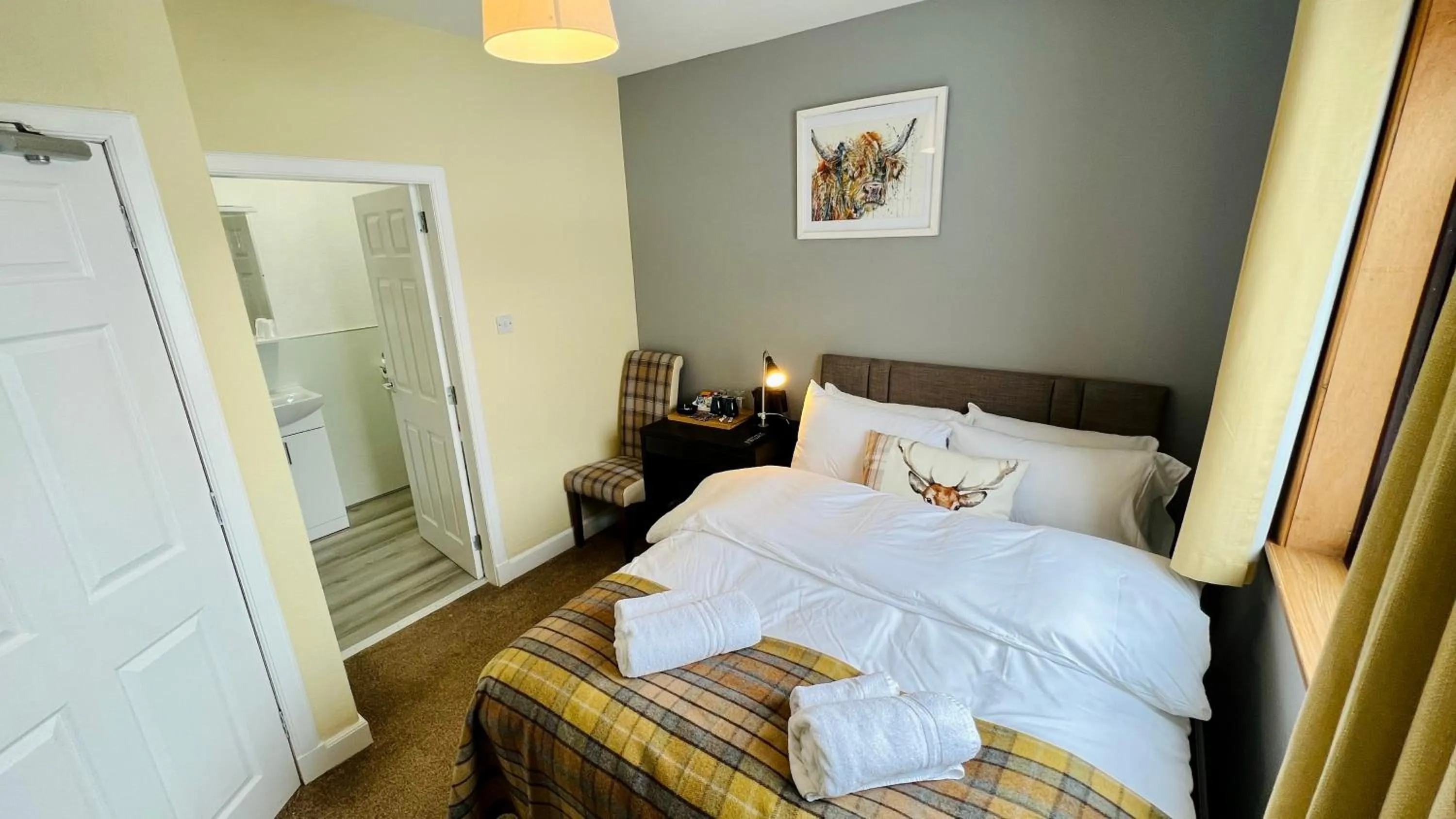 Photo of the whole room, Bed in Aultguish Inn