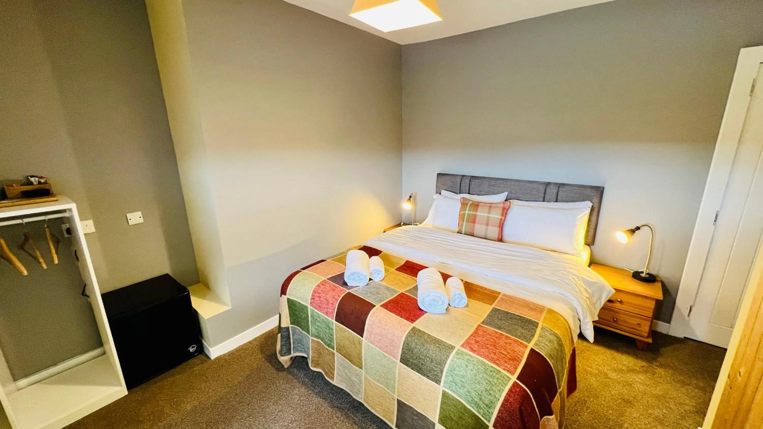 Photo of the whole room, Bed in Aultguish Inn