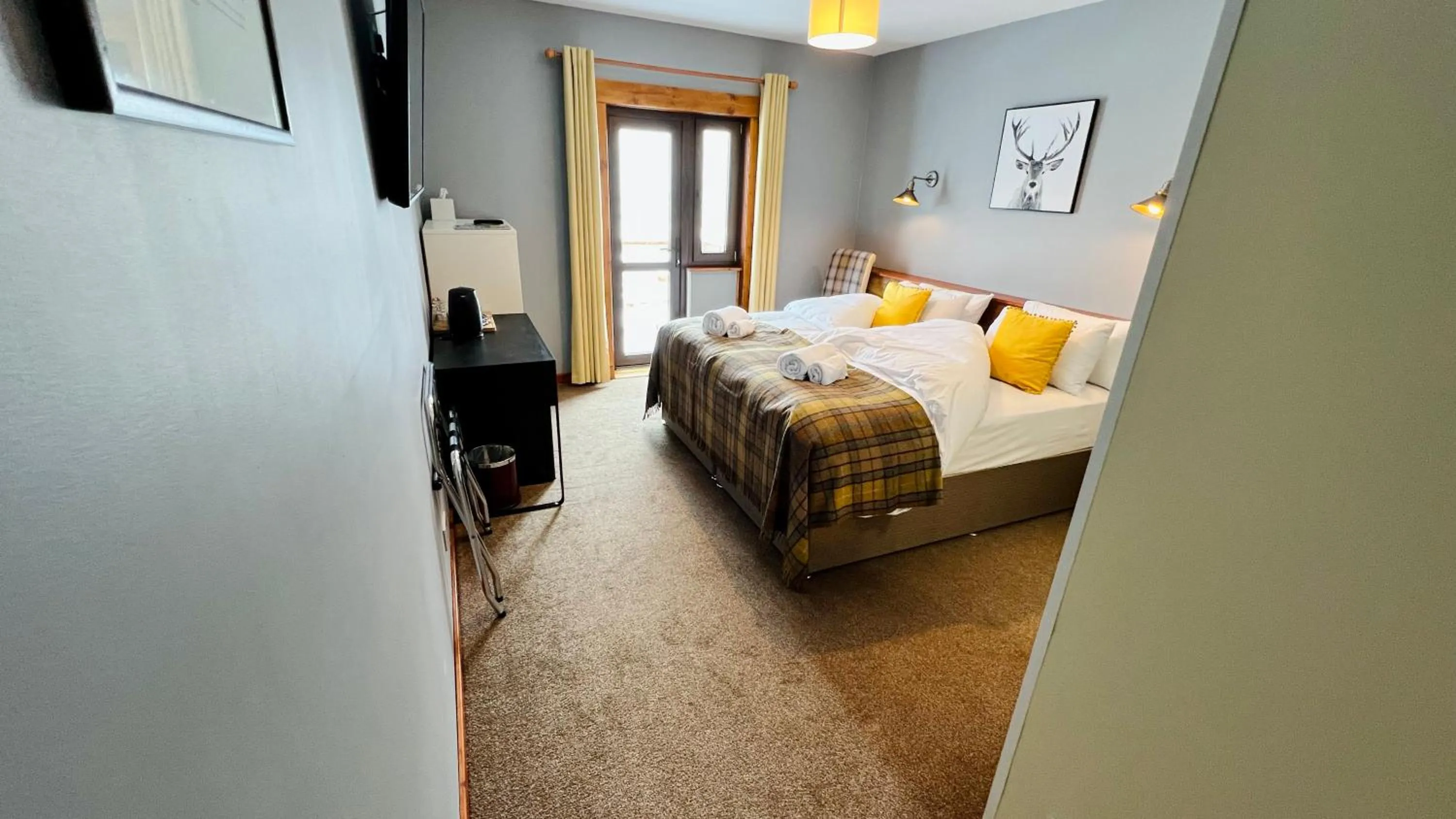 Photo of the whole room, Bed in Aultguish Inn