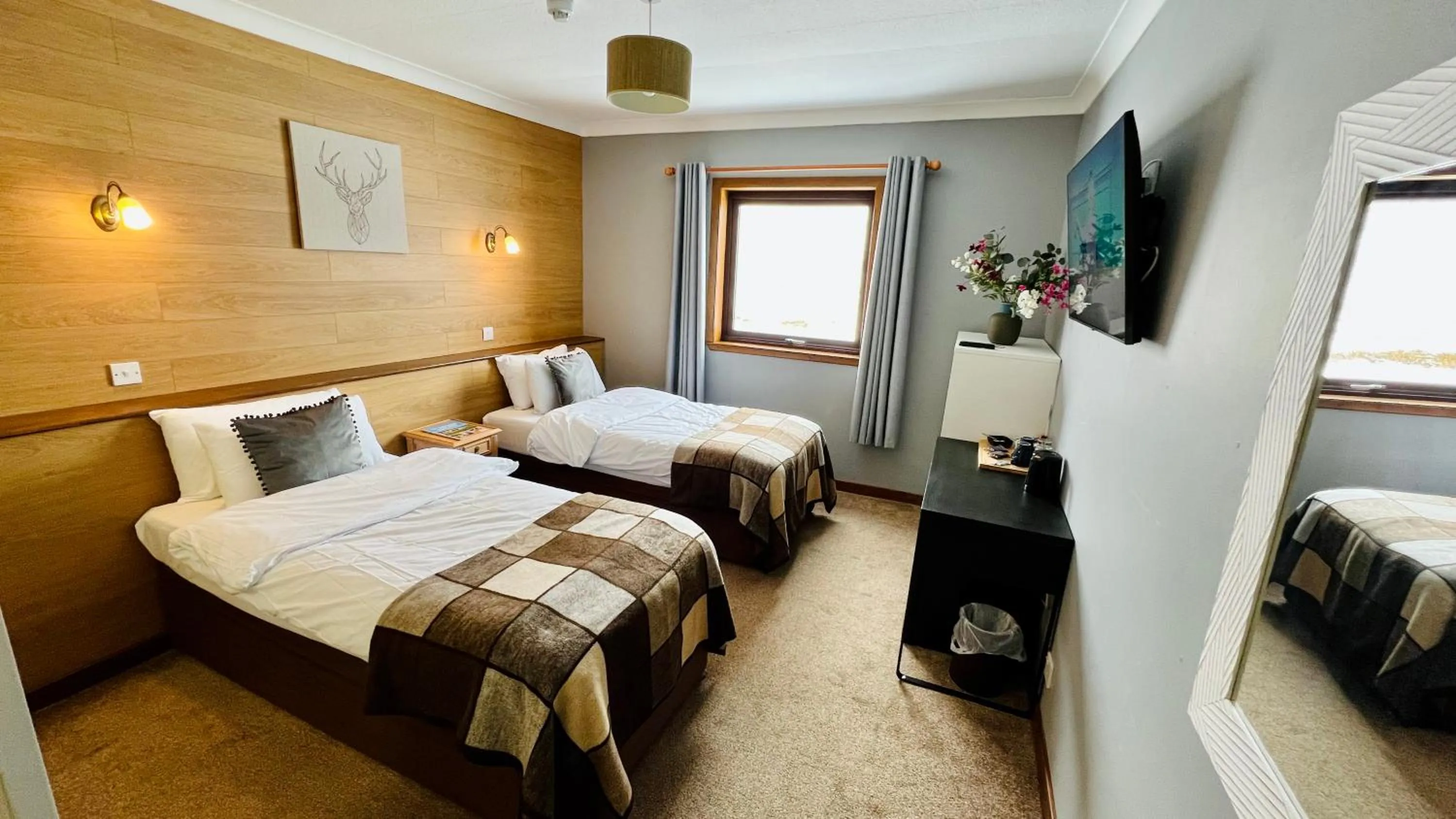 Photo of the whole room, Bed in Aultguish Inn