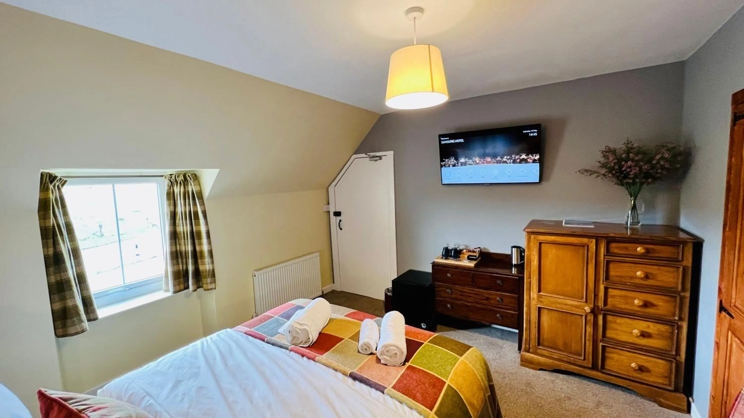 Photo of the whole room, Bed in Aultguish Inn