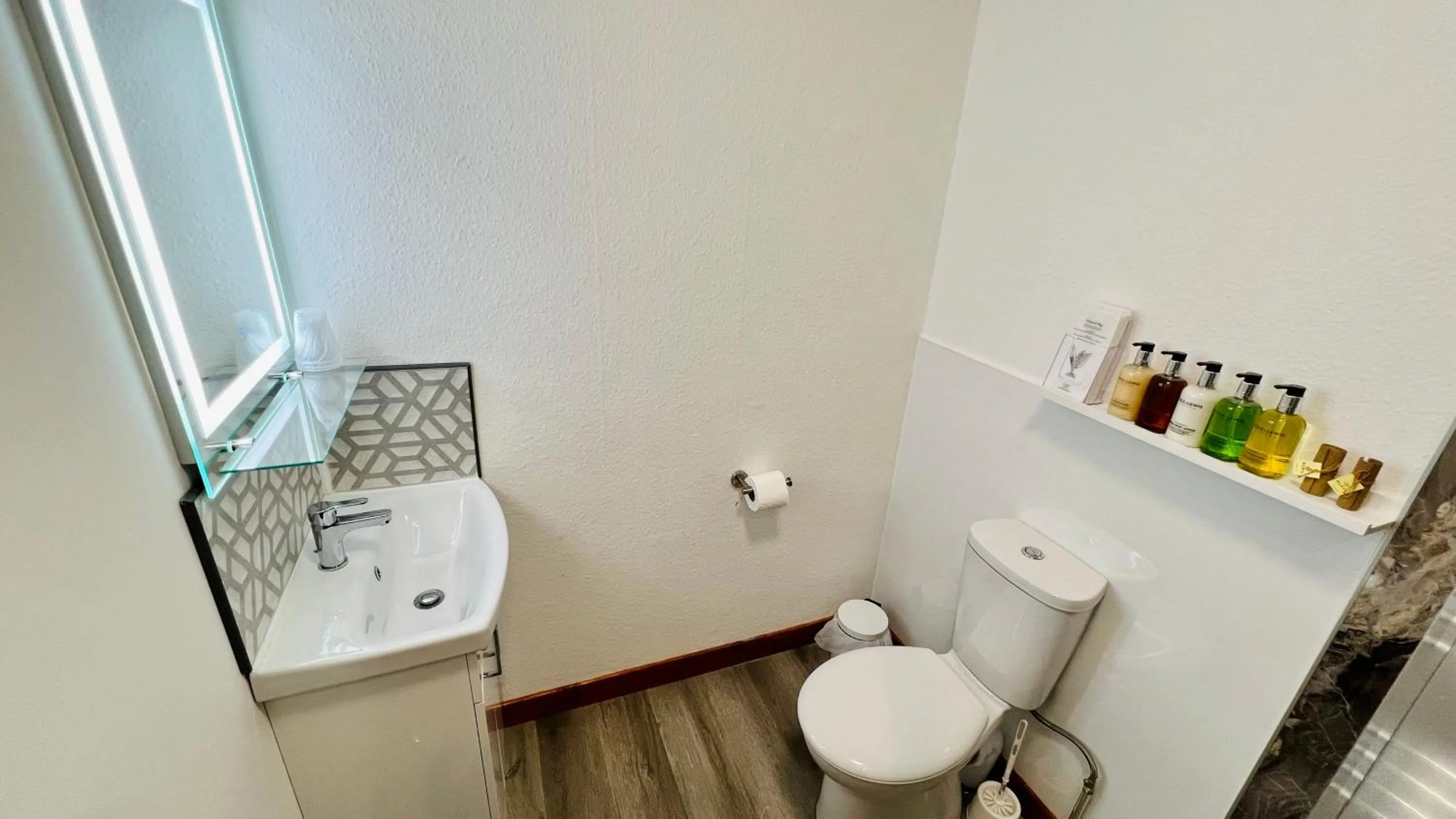 Bathroom in Aultguish Inn