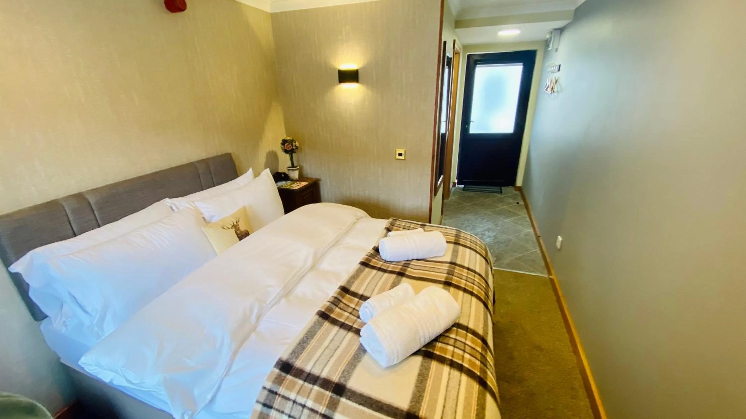 Photo of the whole room, Bed in Aultguish Inn