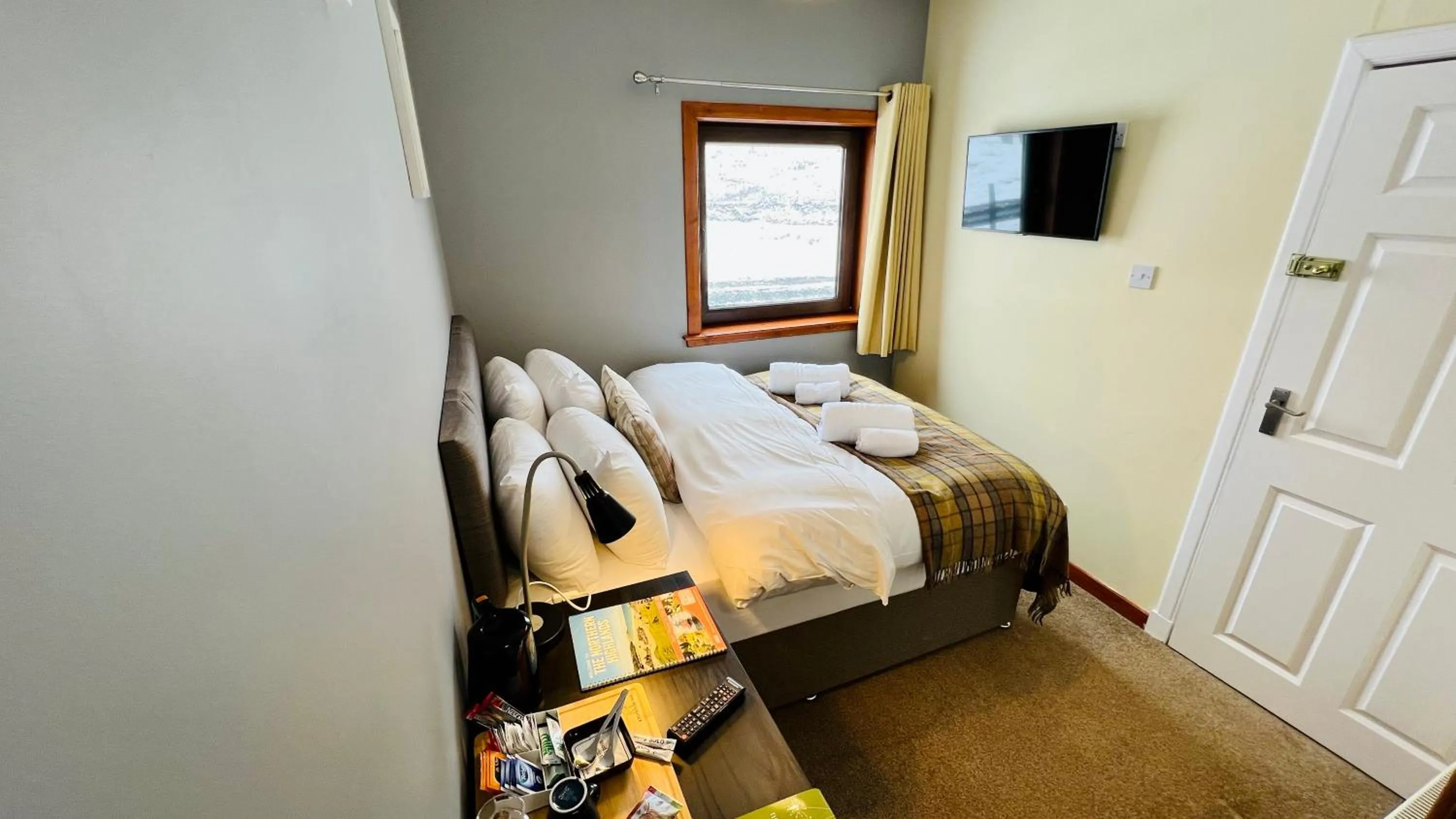 Photo of the whole room, Bed in Aultguish Inn