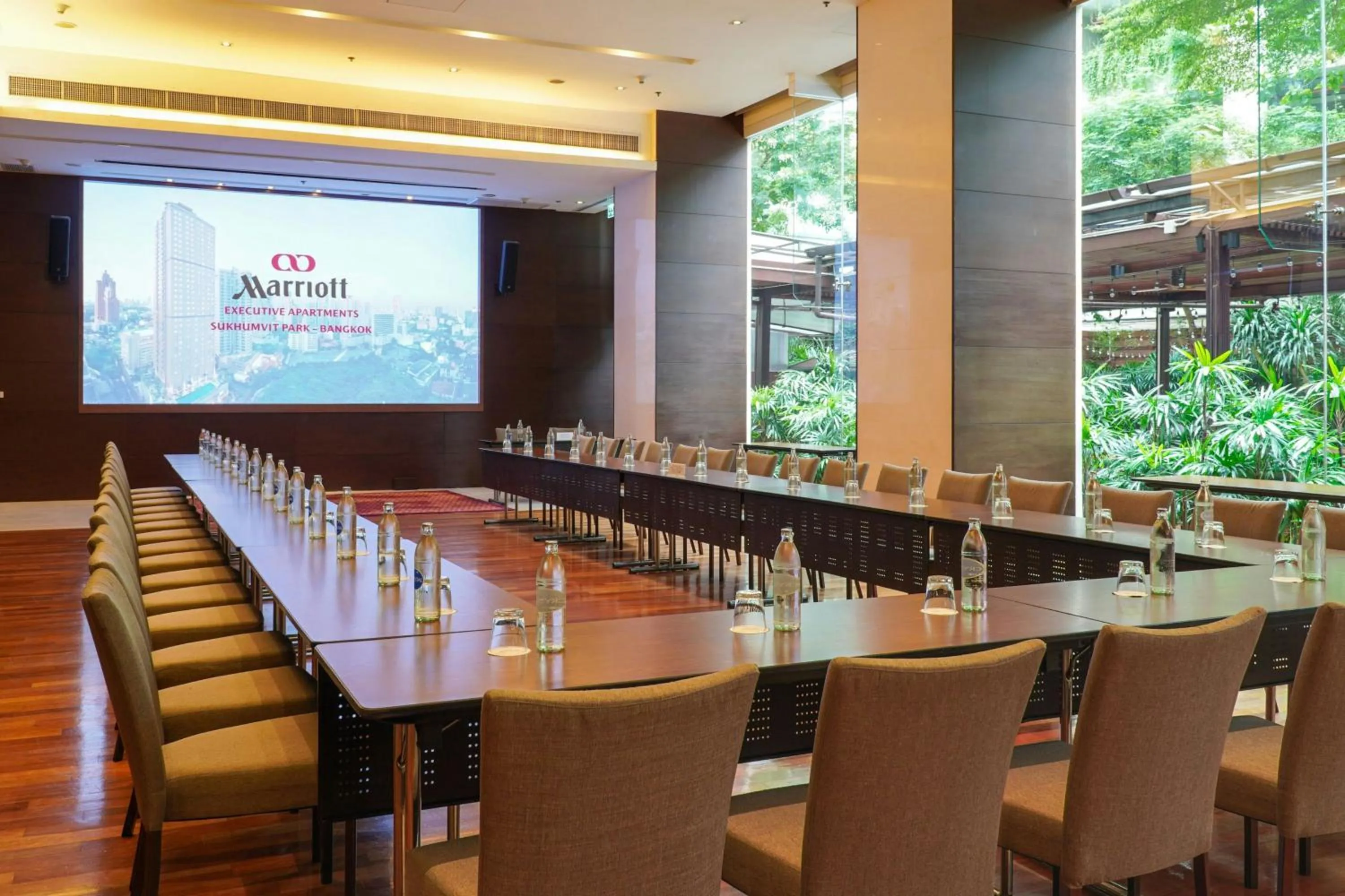 Lounge or bar in Marriott Executive Apartments Sukhumvit Park, Bangkok