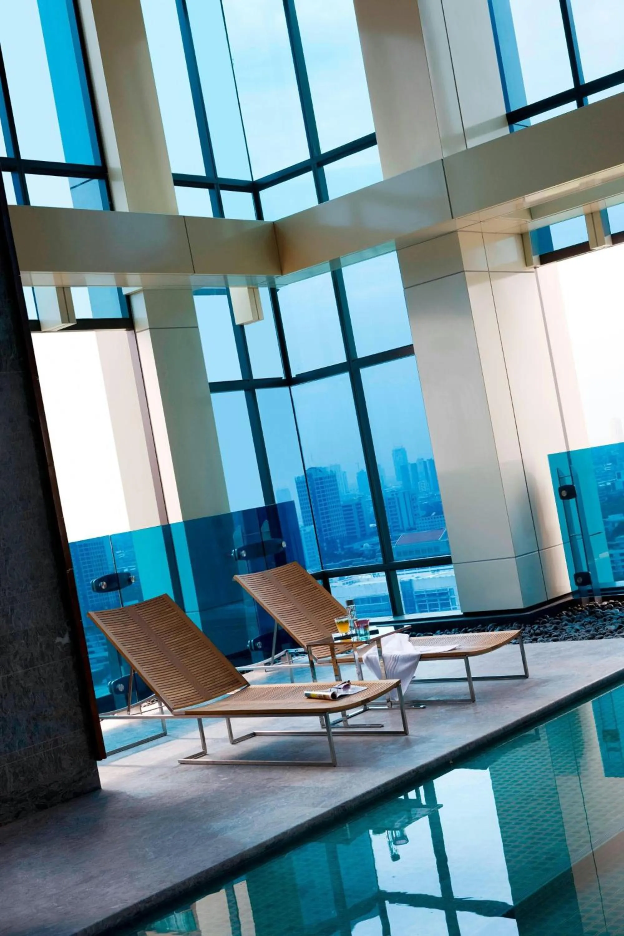 Swimming pool in Renaissance Bangkok Ratchaprasong Hotel by Marriott