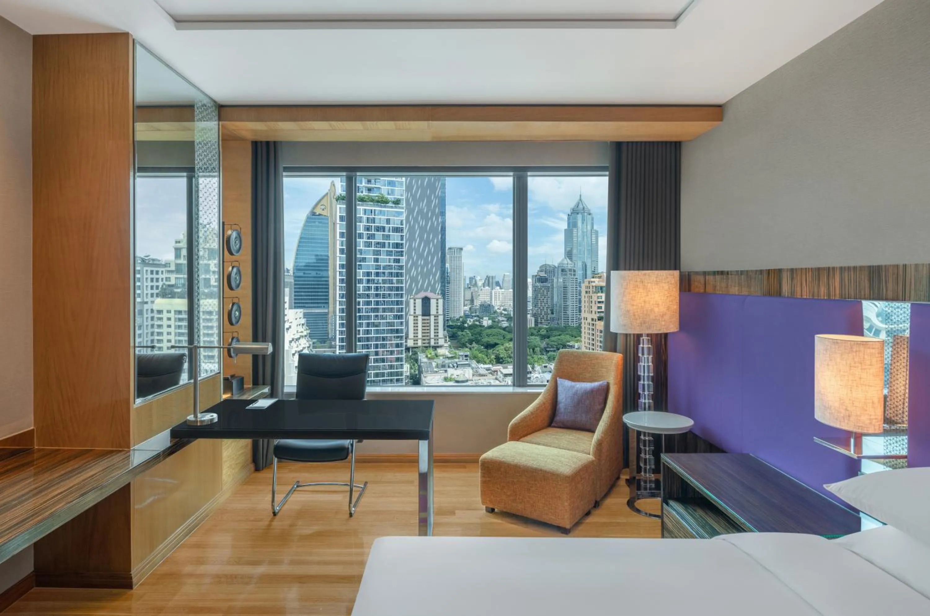 Seating area in Renaissance Bangkok Ratchaprasong Hotel by Marriott