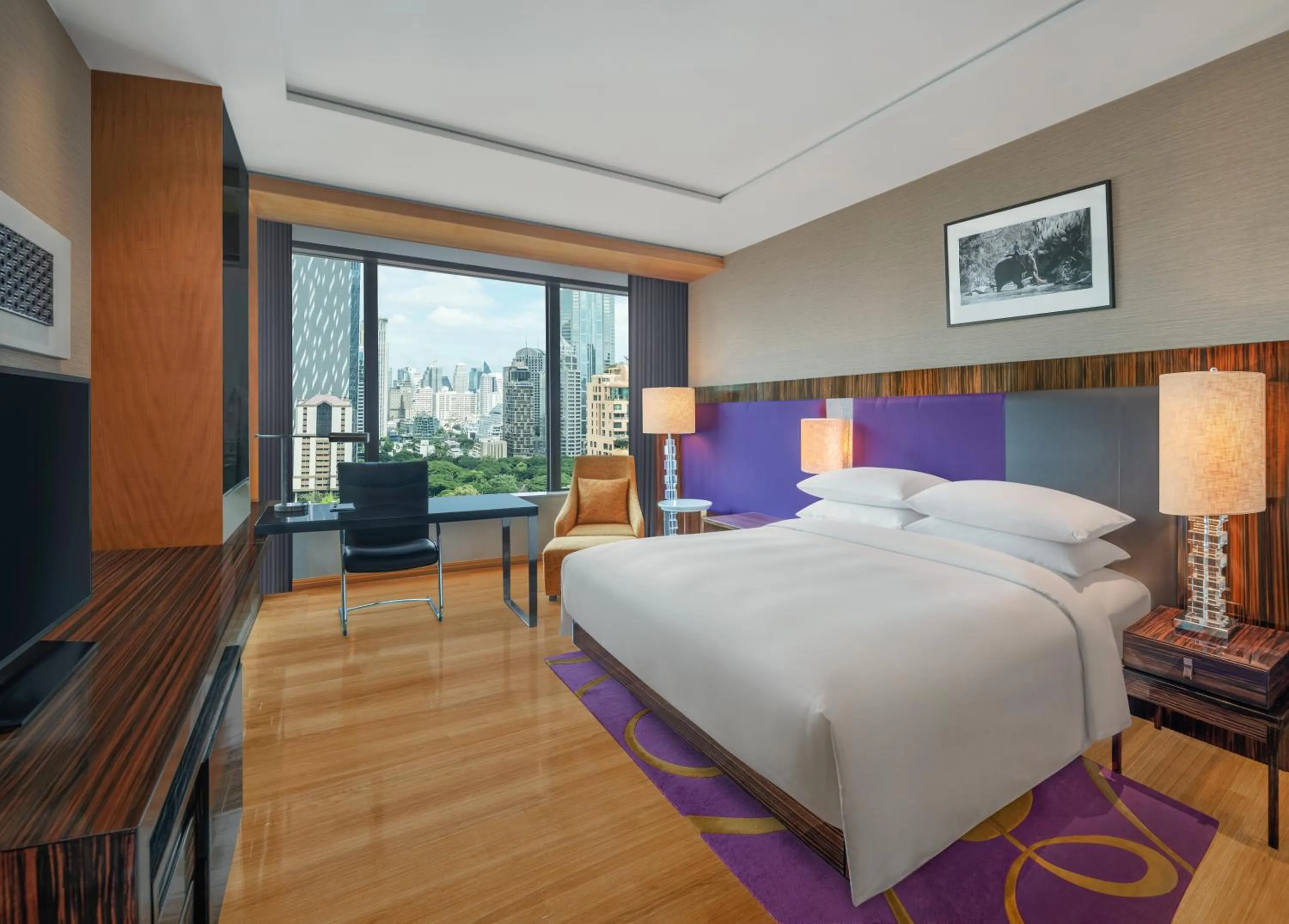 Photo of the whole room, Bed in Renaissance Bangkok Ratchaprasong Hotel by Marriott