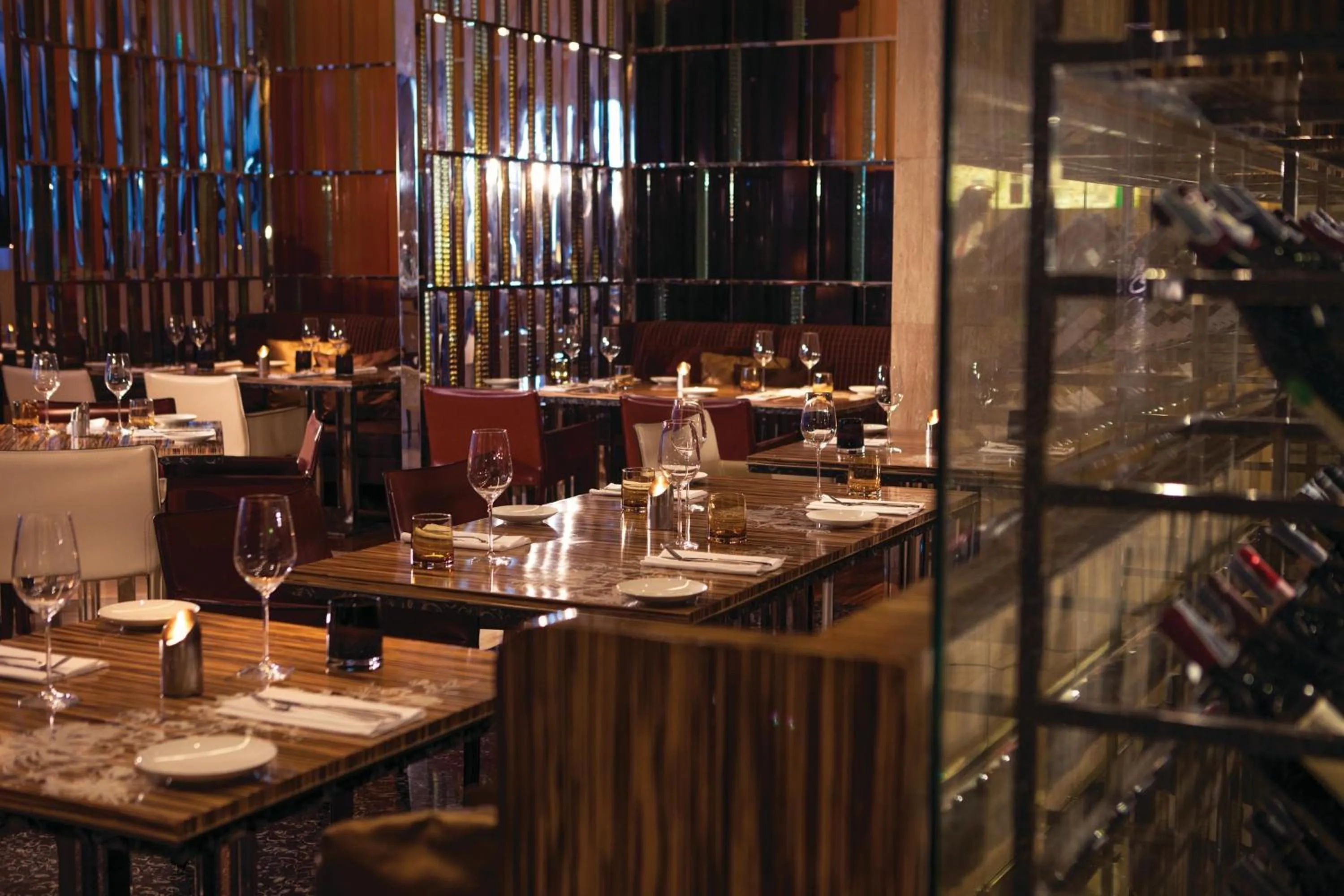 Lounge or bar in Renaissance Bangkok Ratchaprasong Hotel by Marriott