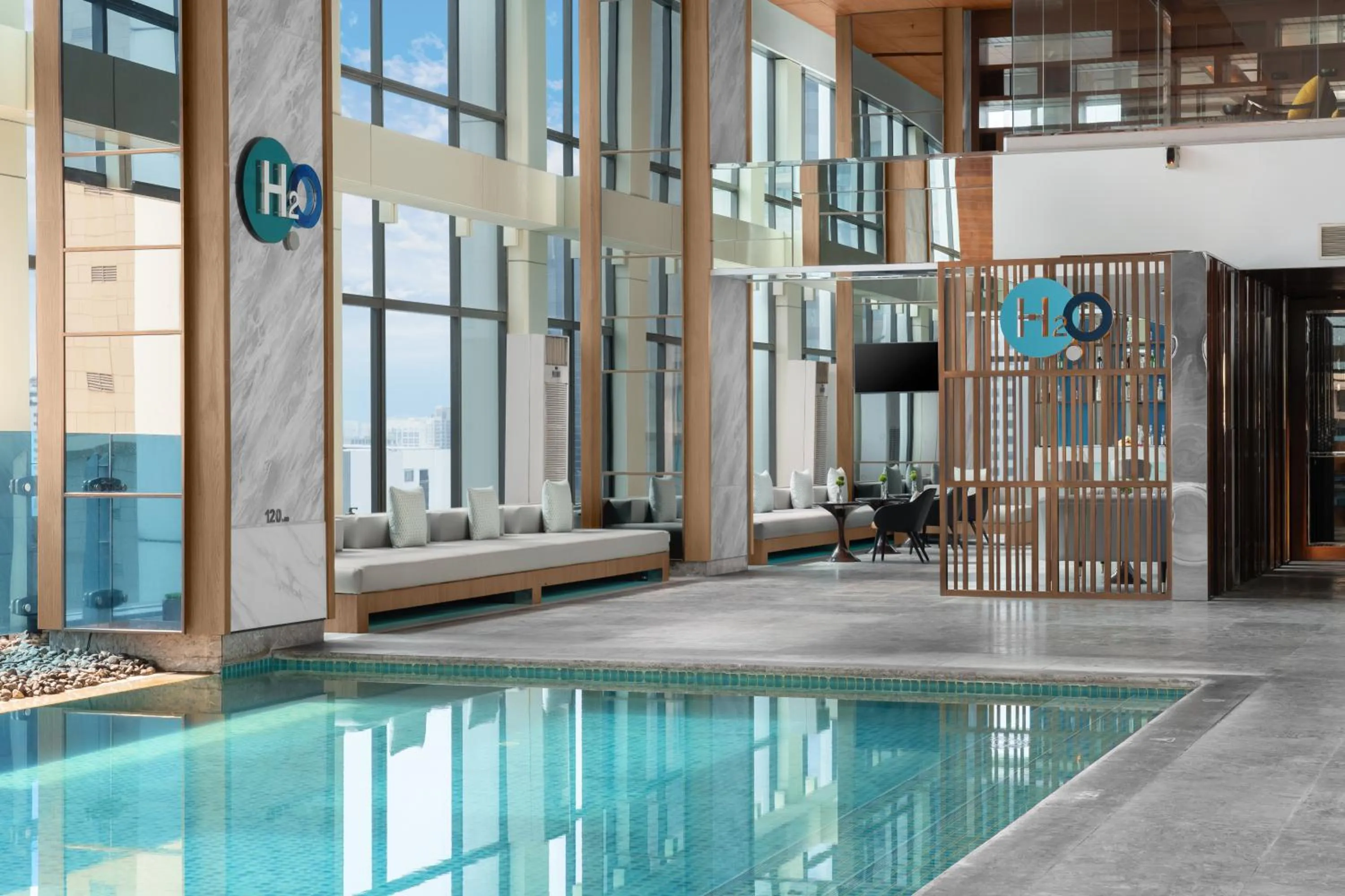 Swimming pool in Renaissance Bangkok Ratchaprasong Hotel by Marriott