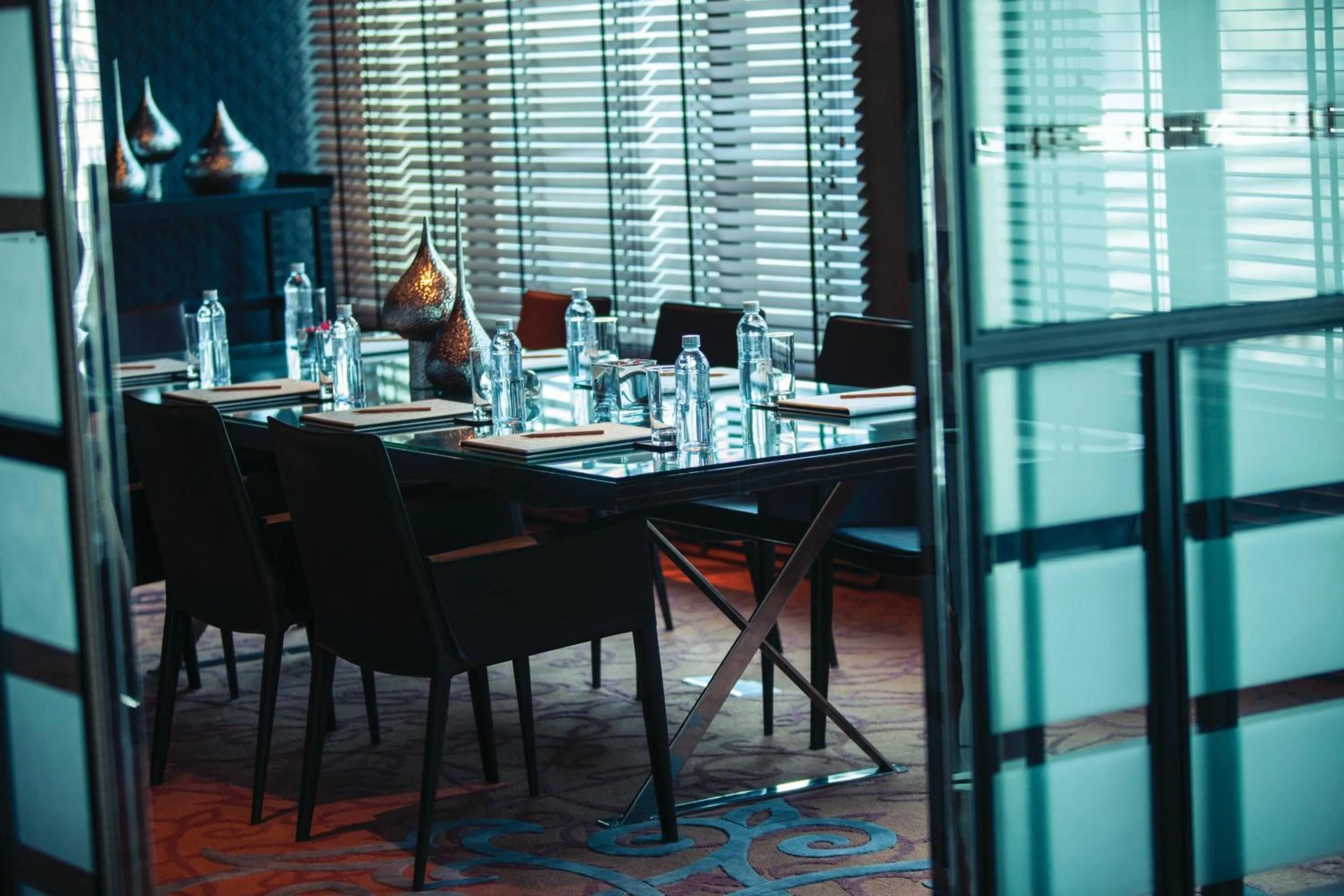 Lounge or bar in Renaissance Bangkok Ratchaprasong Hotel by Marriott