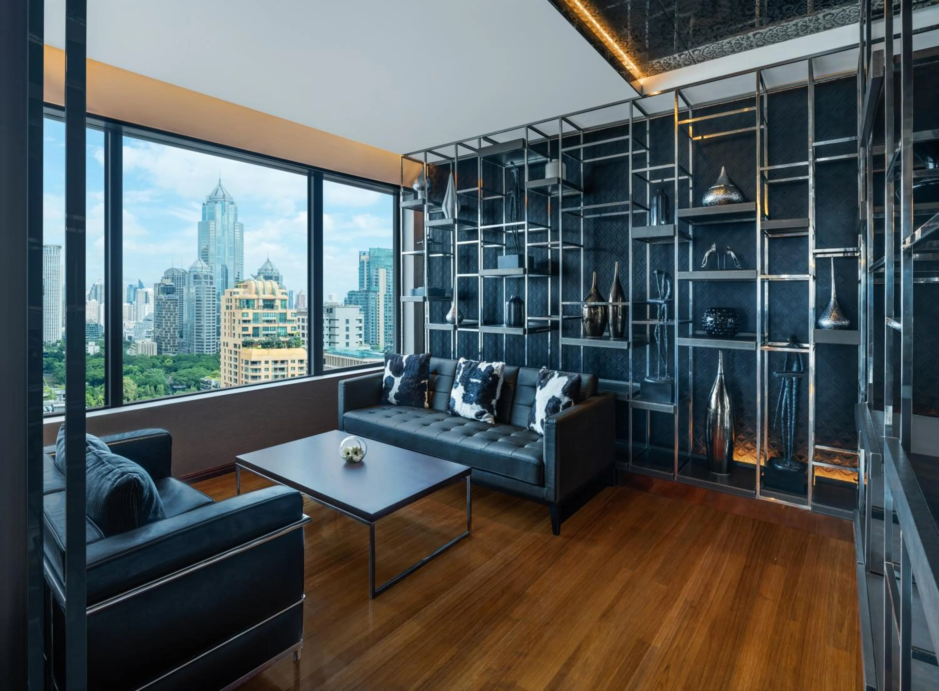 Living room in Renaissance Bangkok Ratchaprasong Hotel by Marriott