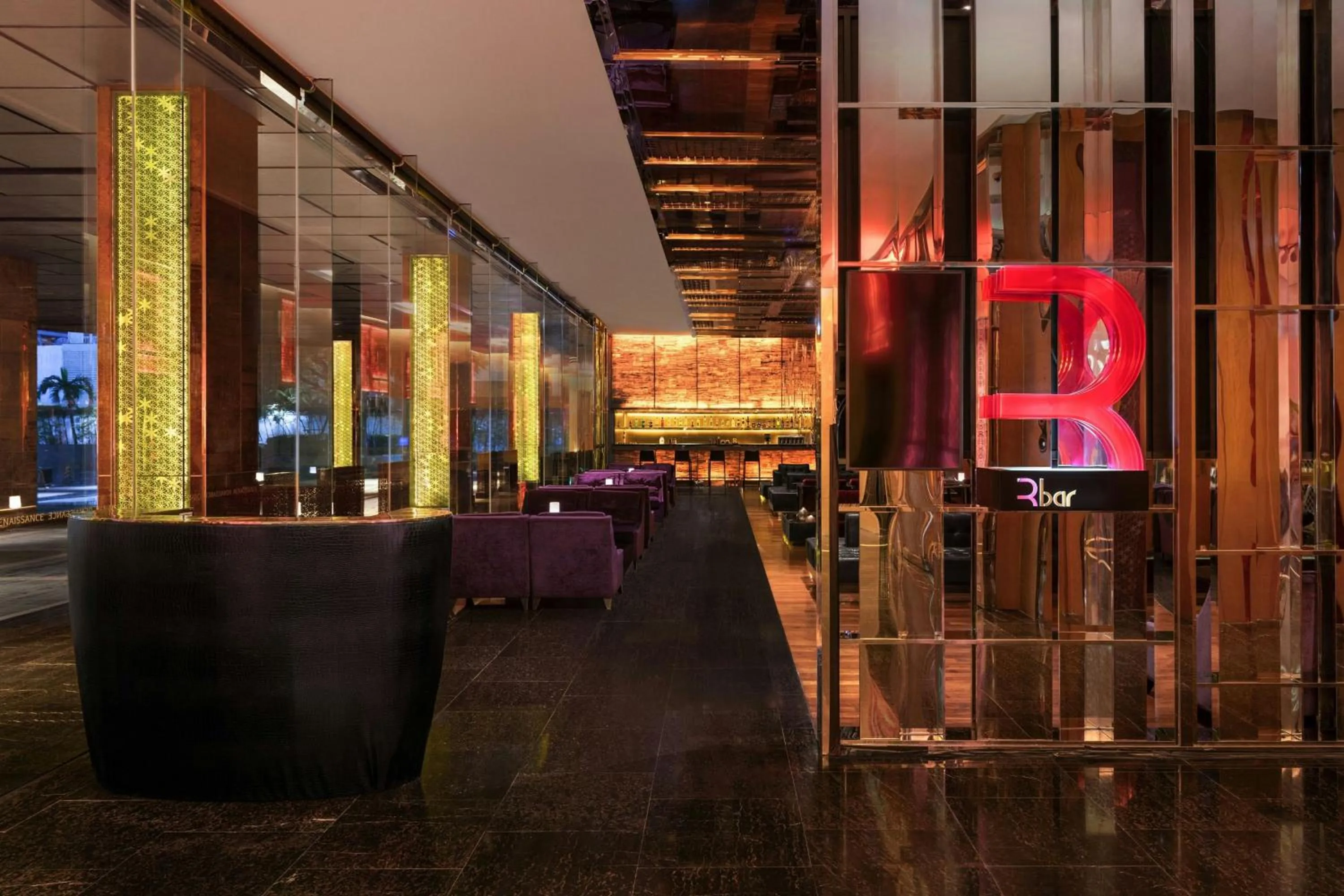 Lounge or bar in Renaissance Bangkok Ratchaprasong Hotel by Marriott
