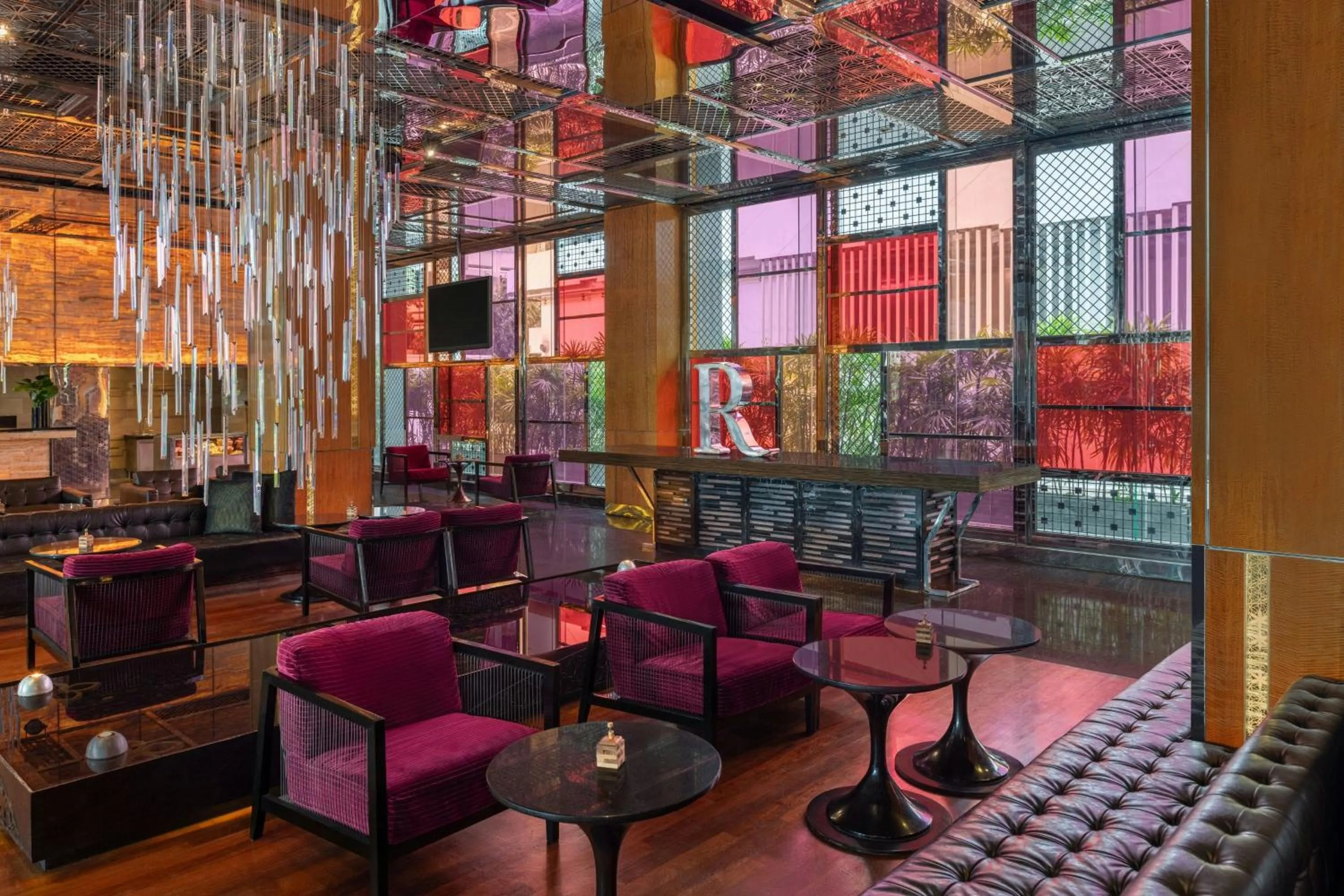 Lounge or bar in Renaissance Bangkok Ratchaprasong Hotel by Marriott