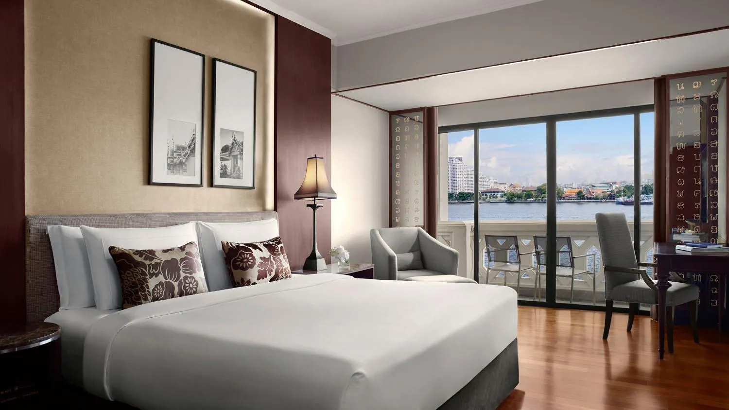 Bed in Anantara Riverside Bangkok Resort